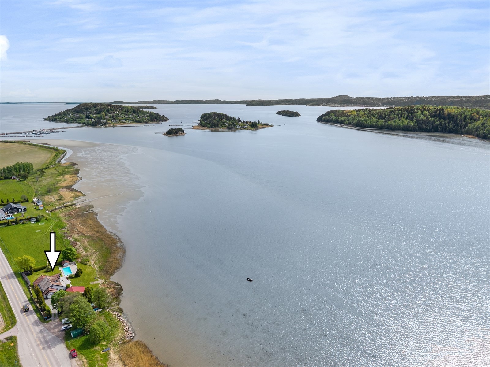 Fra eiendommen er det utsikt ut mot idylliske Kommersøya et område som virkelig må oppleves. Galleribilde