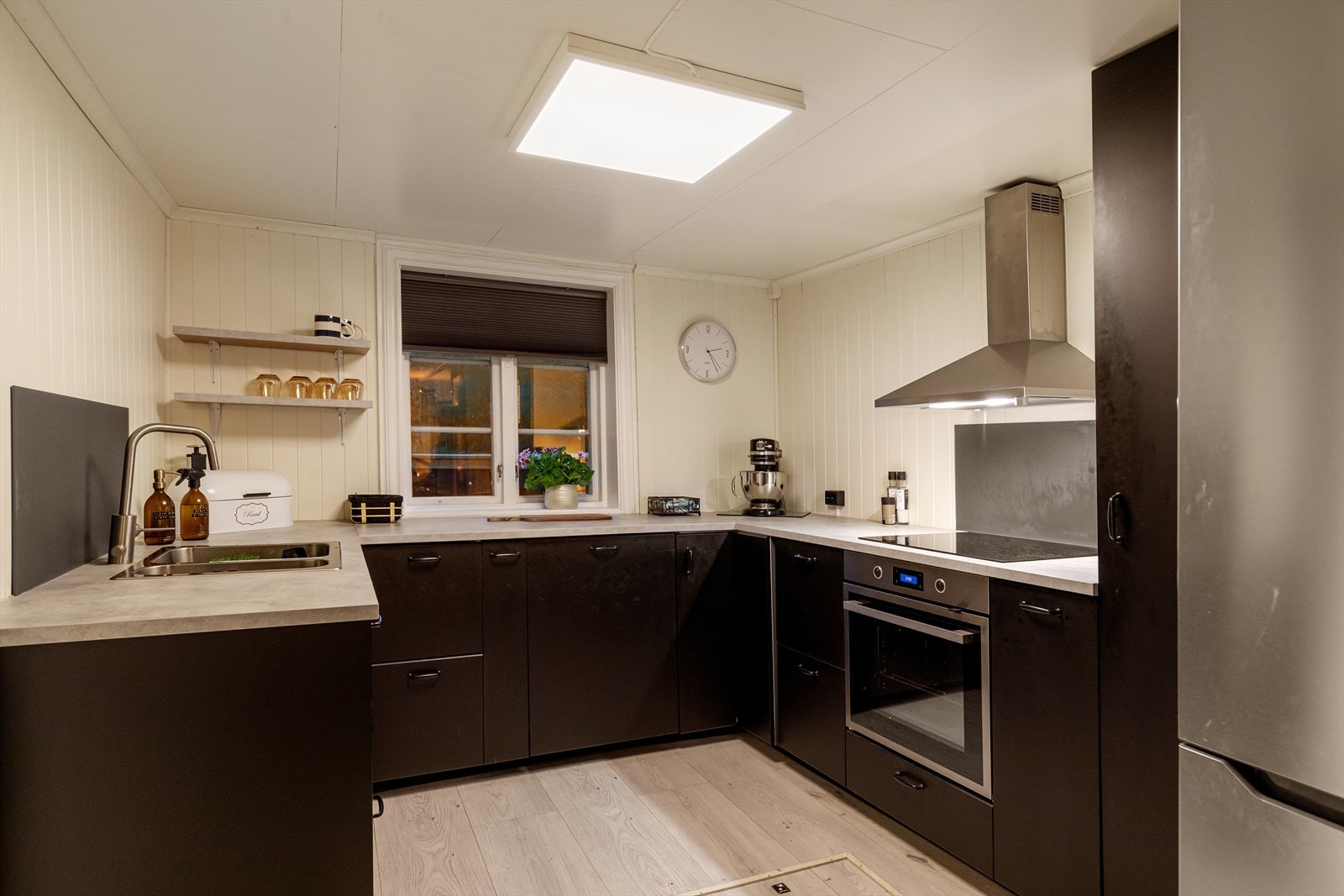 Det er integrert stekeovn, platetopp, kjøl/fryseskap (frittstående) og oppvaskmaskin. Galleribilde