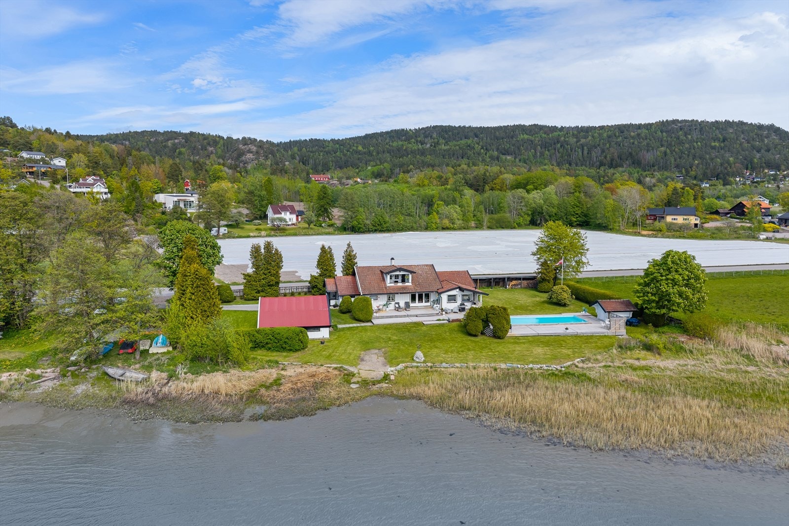 Dette er virkelig en sjelden eiendom som kombinerer landlig sjarm med god tilgjengelighet. Galleribilde