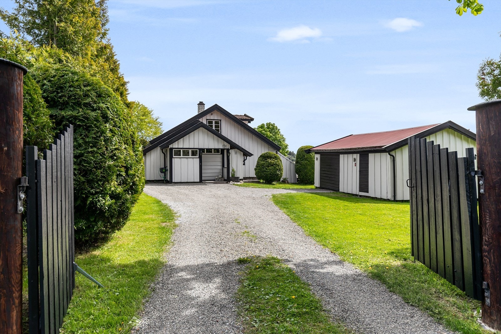 Her er det en gruset gårdsplass med en garasje på ca 35 kvm. Galleribilde