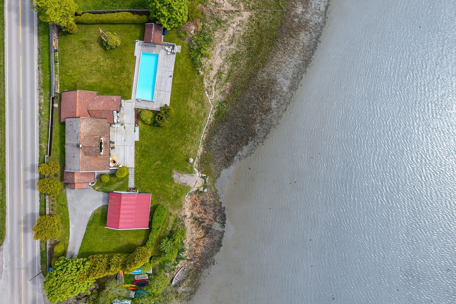 Tomten byr på både åpne og mer skjermede soner, som gir gode muligheter for å finne sol eller skygge etter behov. Det er god plass til utelek og aktiviteter, samtidig som det er rom for avslapning. Galleribilde
