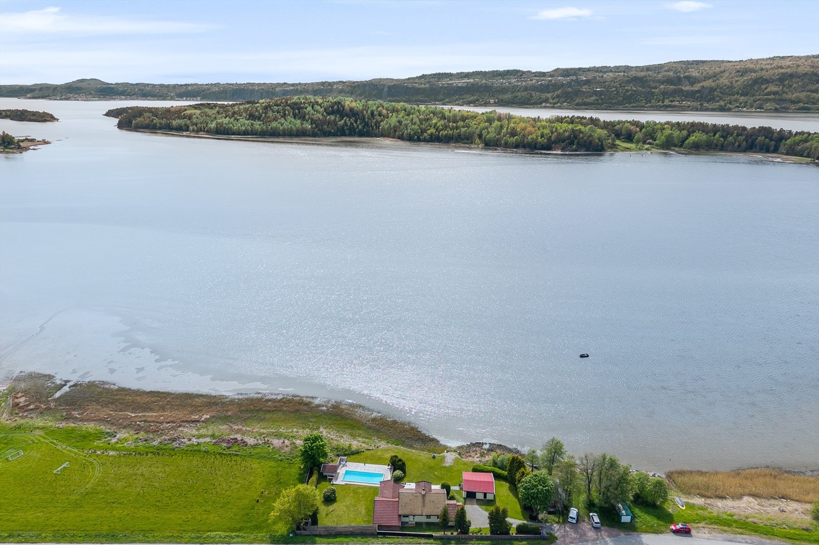 Her bor du i idylliske og rolige omgivelser, omkranset av vakker natur og med nærhet til sjøen. Galleribilde