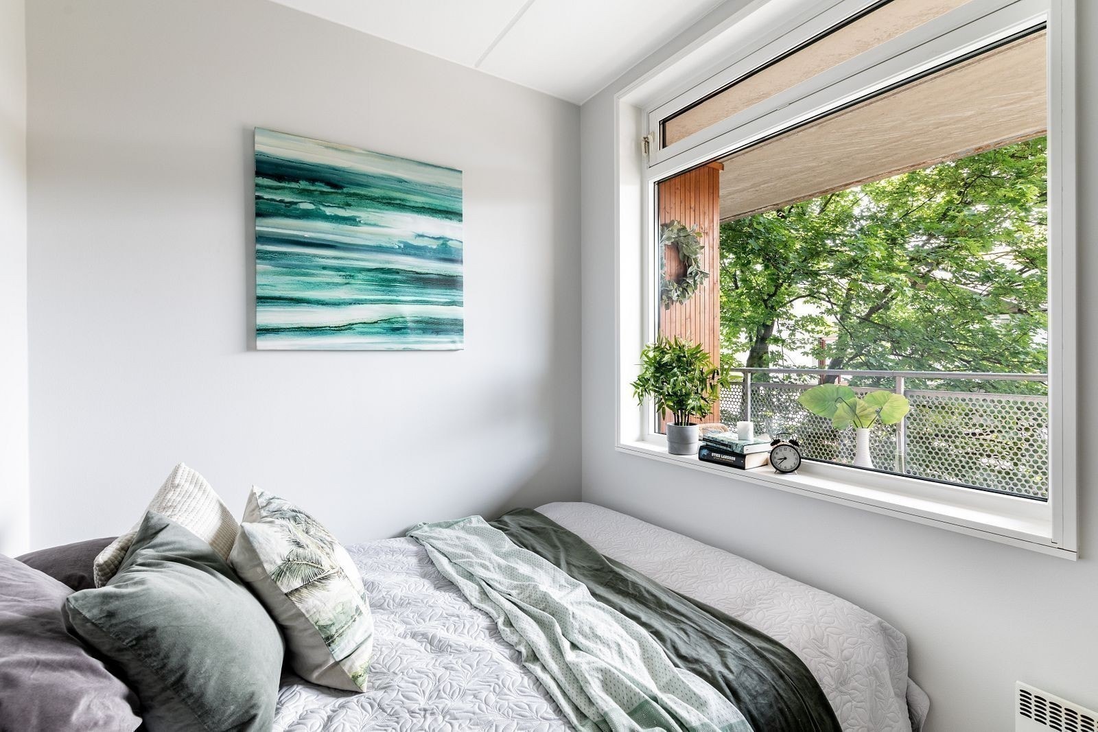 Sovealkove med plass til 150 cm seng. Vender mot bakgården. Bilde er fra en tilsvarende leilighet. Galleribilde