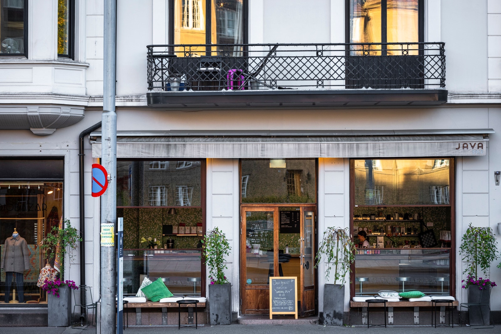 Godt utvalg av cafe`er og butikker Galleribilde