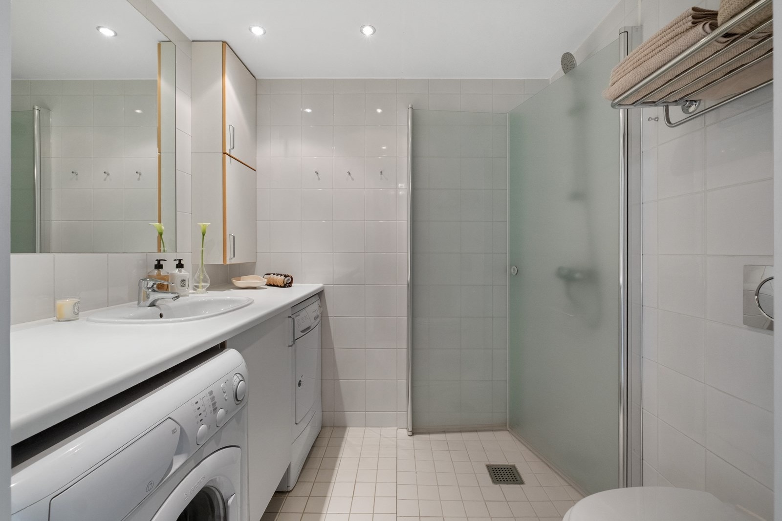 Tidløst og pent bad med flis på gulv og flis på vegg Galleribilde