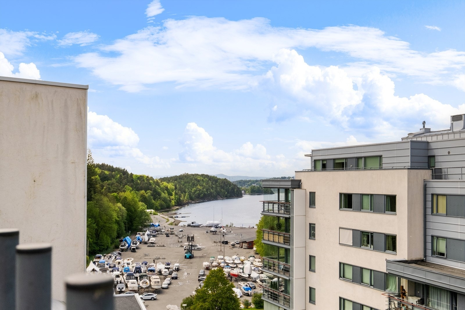 Her har du flott utsikt mot fjorden Galleribilde