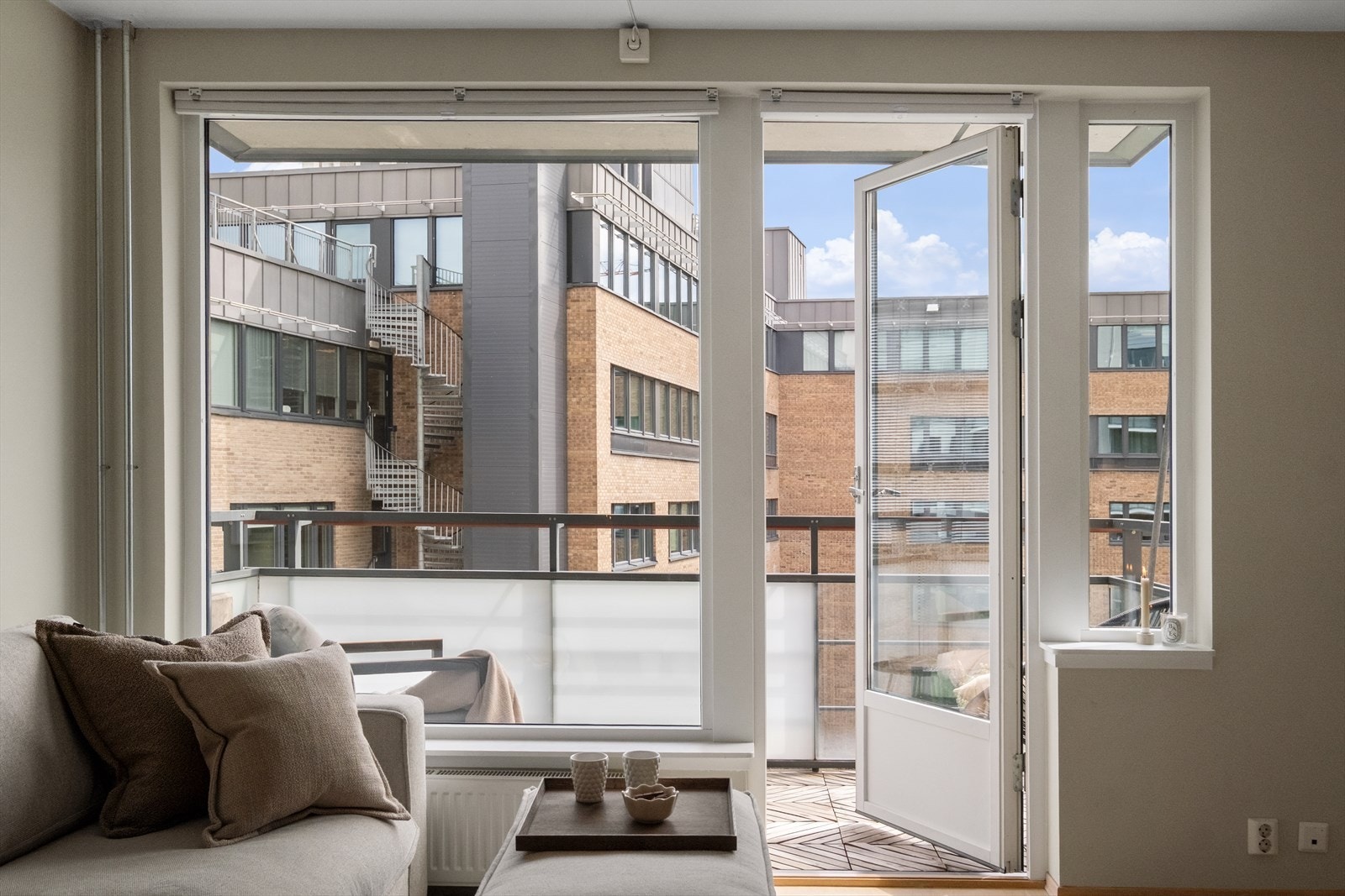 Fra stue er det adgang til sydøstvendt balkong på 5 kvm Galleribilde