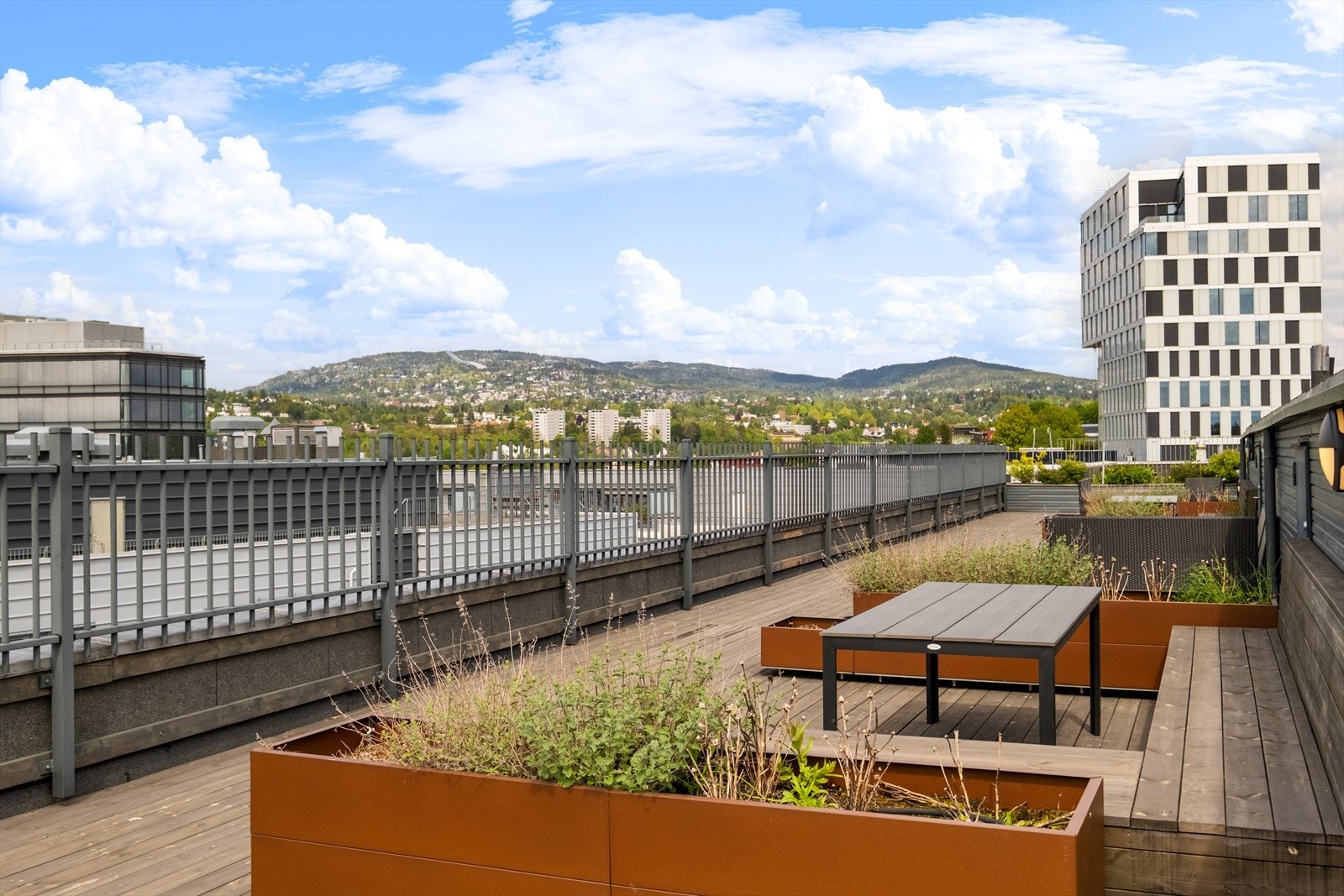 Felles takterrasse med flotte solforhold til glede for beboerne Galleribilde