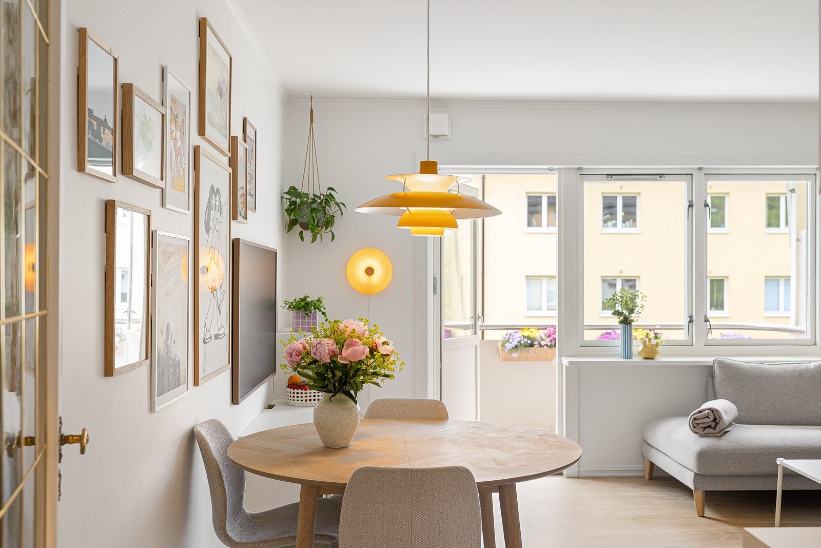Stuen er lys og luftig med store vindusflater som sørger for rikelig med innslipp av naturlig lys. Galleribilde