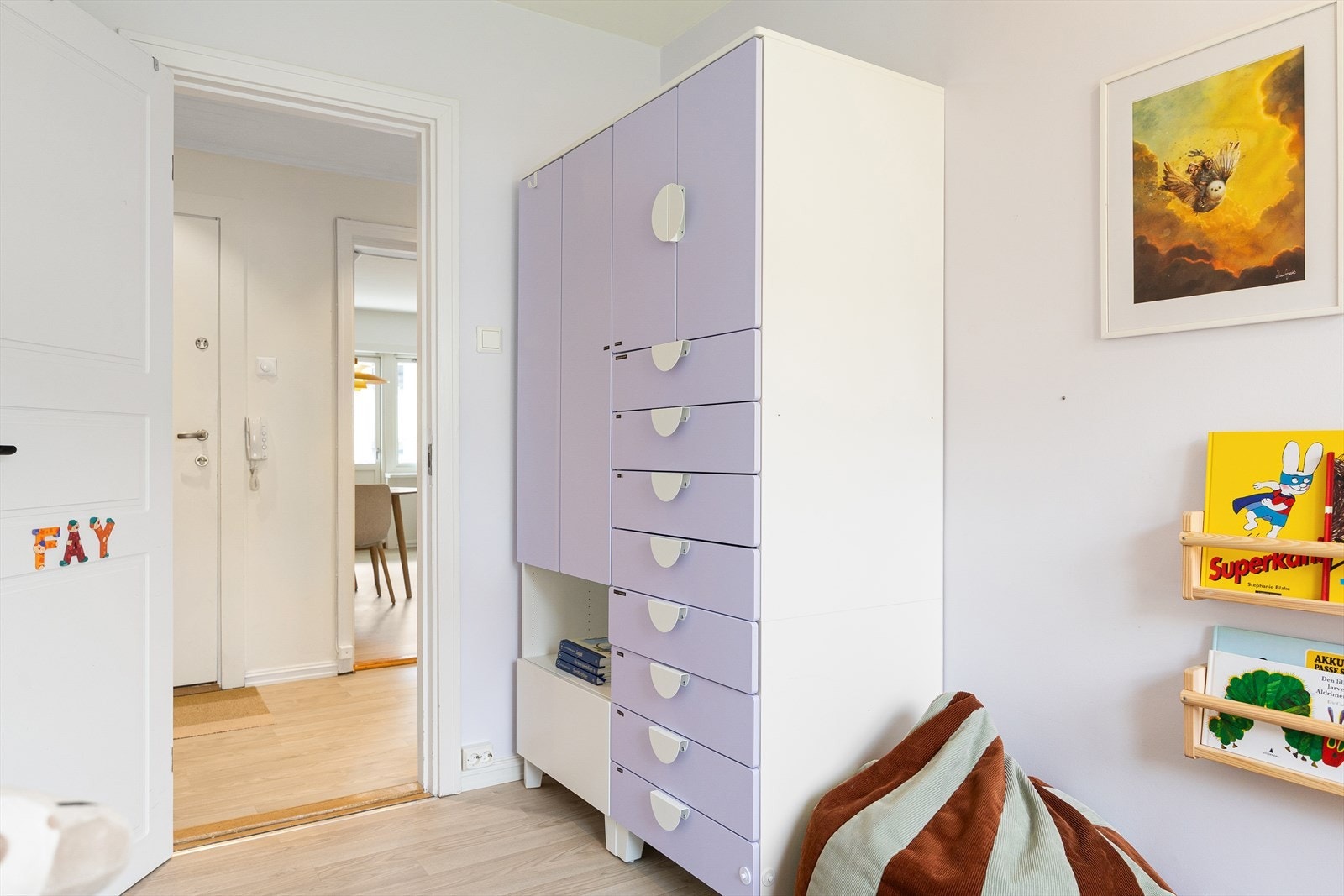 Det er et allsidig rom som passer perfekt som barnerom, gjesterom eller hjemmekontor, tilpasset dine behov. I tillegg byr rommet på gode oppbevaringsmuligheter med garderobeskap. Galleribilde