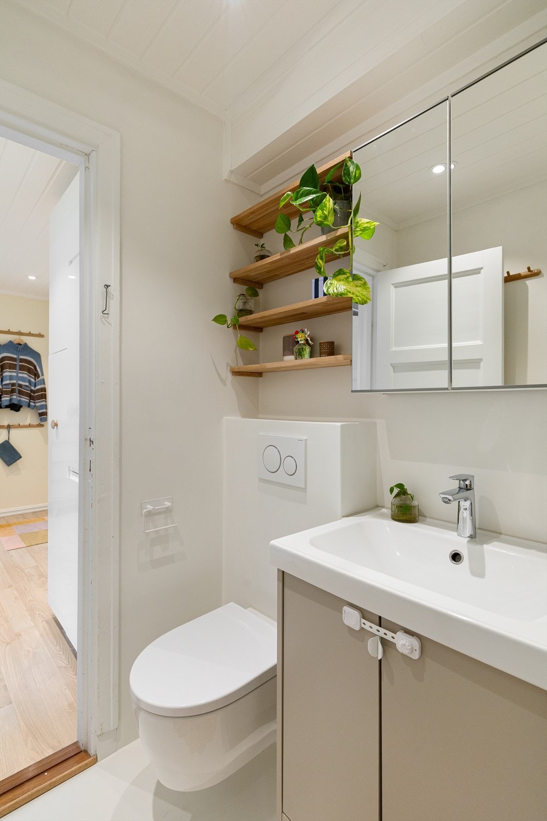 I forbindelse med oppussingen ble det installert ny stikkontakt over speilskap, nytt opplegg til vaskemaskin, vegghengt WC, downlights i taket, nytt dusjhjørne med innfelte glassdører, nytt servantskap med blandebatteri samt ny dimmer og termostat. Galleribilde