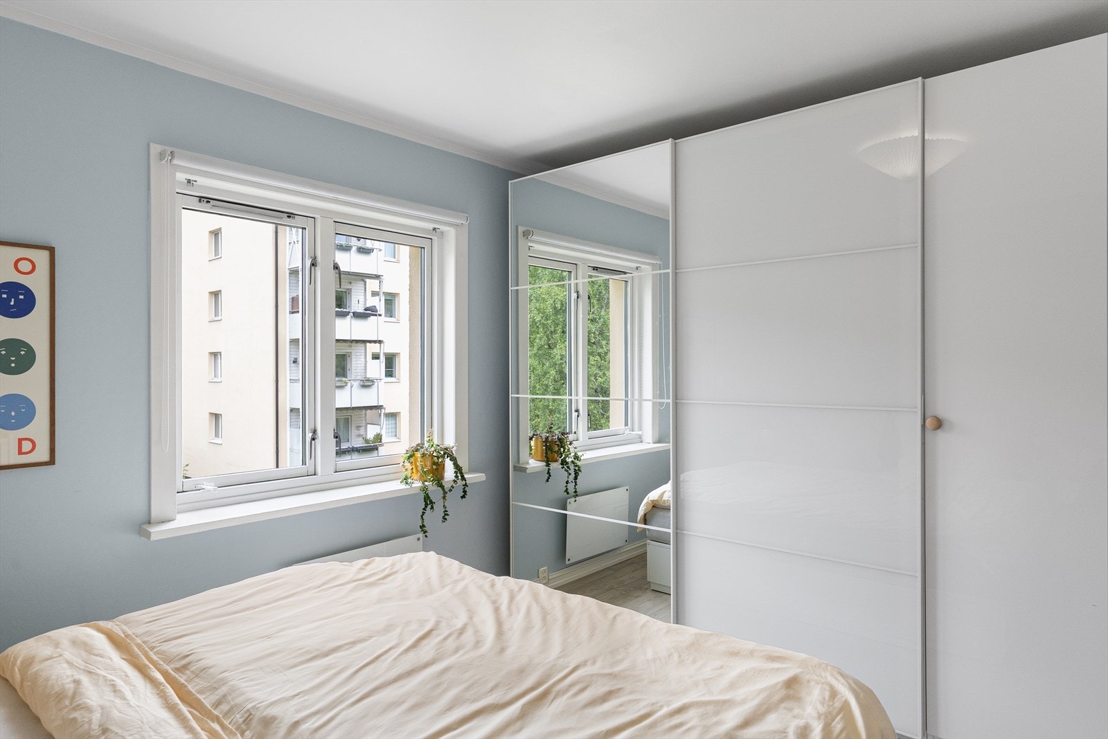 Rommet har også rikelig med oppbevaringsplass i en romslig skyvedørsgarderobe. Galleribilde