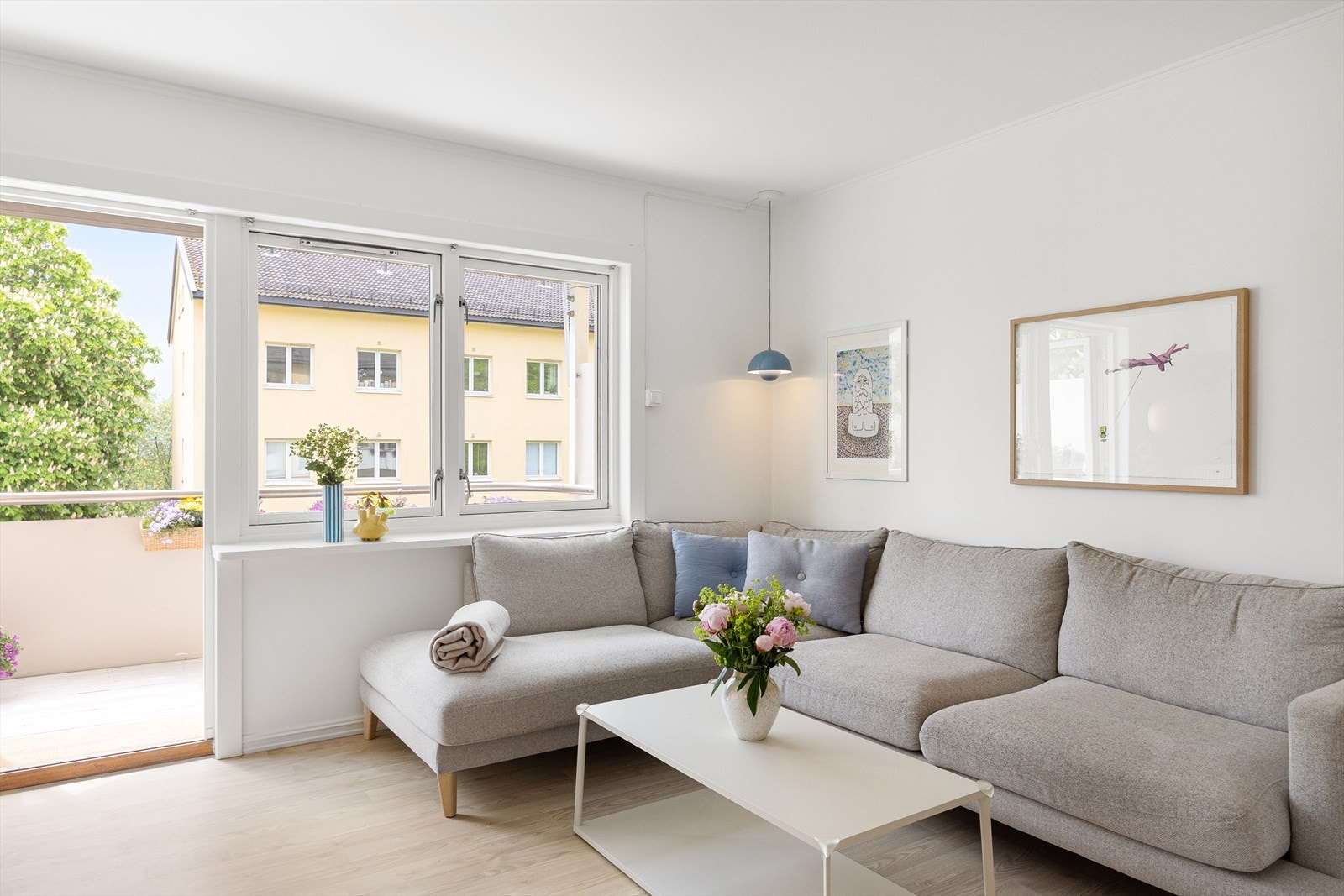 Planløsningen åpner opp for flere møbleringsmuligheter med god plass til sofagruppe, TV-møbler og spisebord med tilhørende stoler. Galleribilde