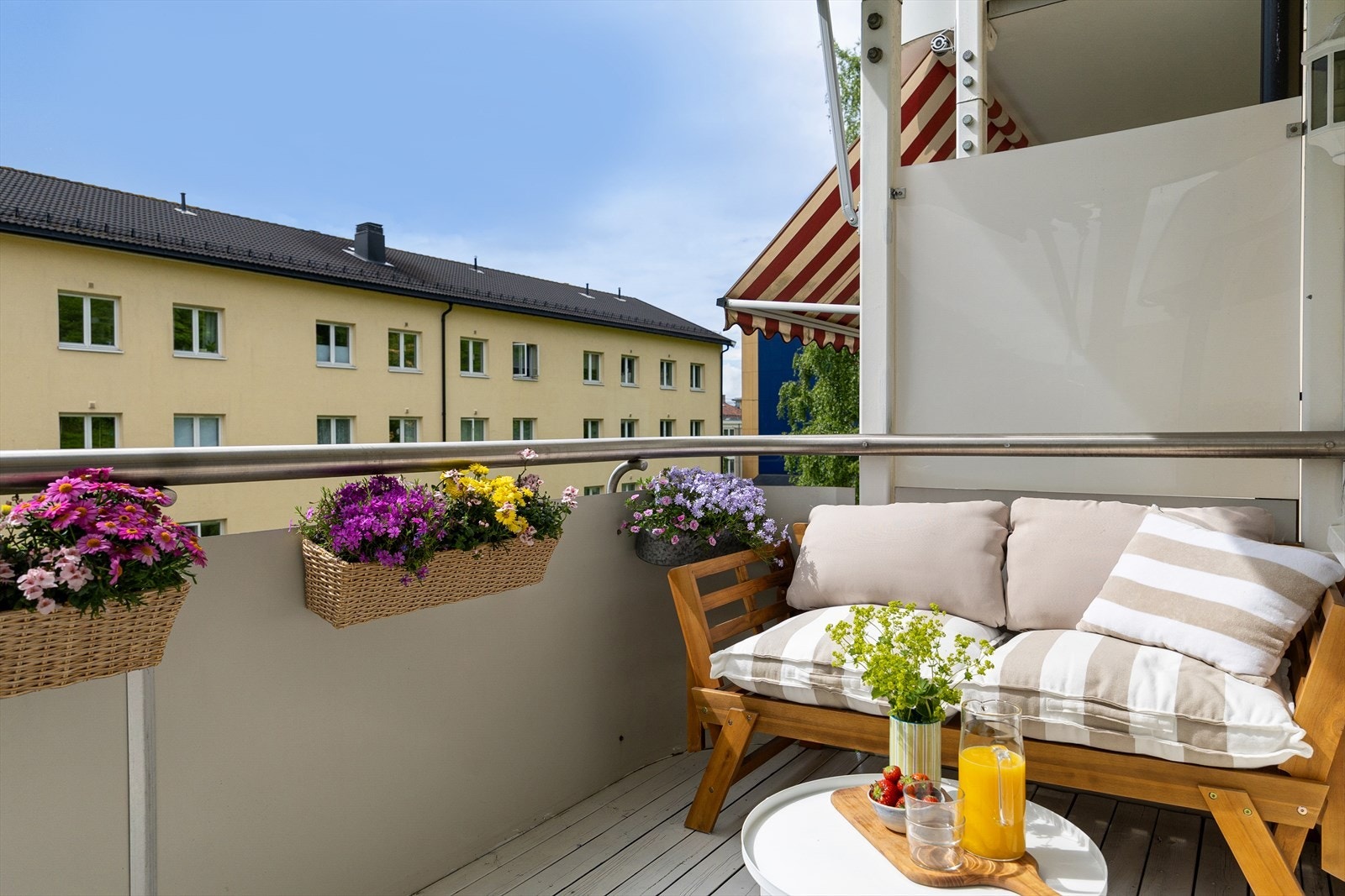 Her kan du enkelt skape en koselig uteoase med utemøbler, beplantning og en gassgrill. Galleribilde