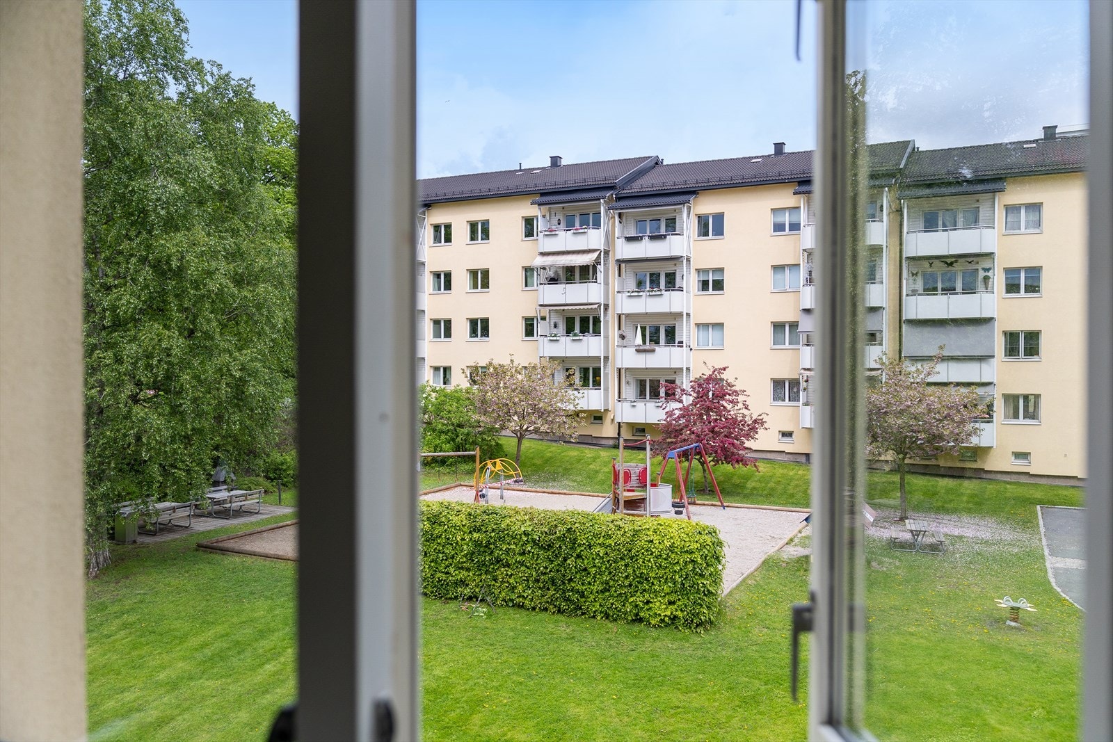 Soverommet vender ut mot et stille og rolig gårdsrom. Galleribilde