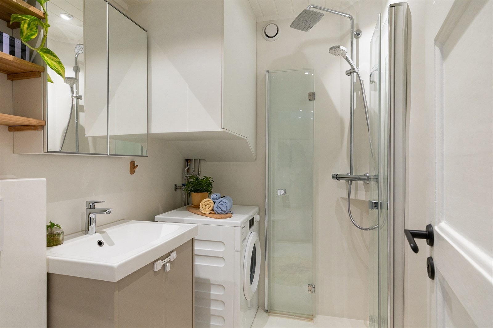Delikat, flislagt baderom med elektriske varmekabler og downlights i himlingen. Badet ble overflateoppusset i 2024 og fremstår moderne og delikat med mikrosement på vegger og gulv. Galleribilde