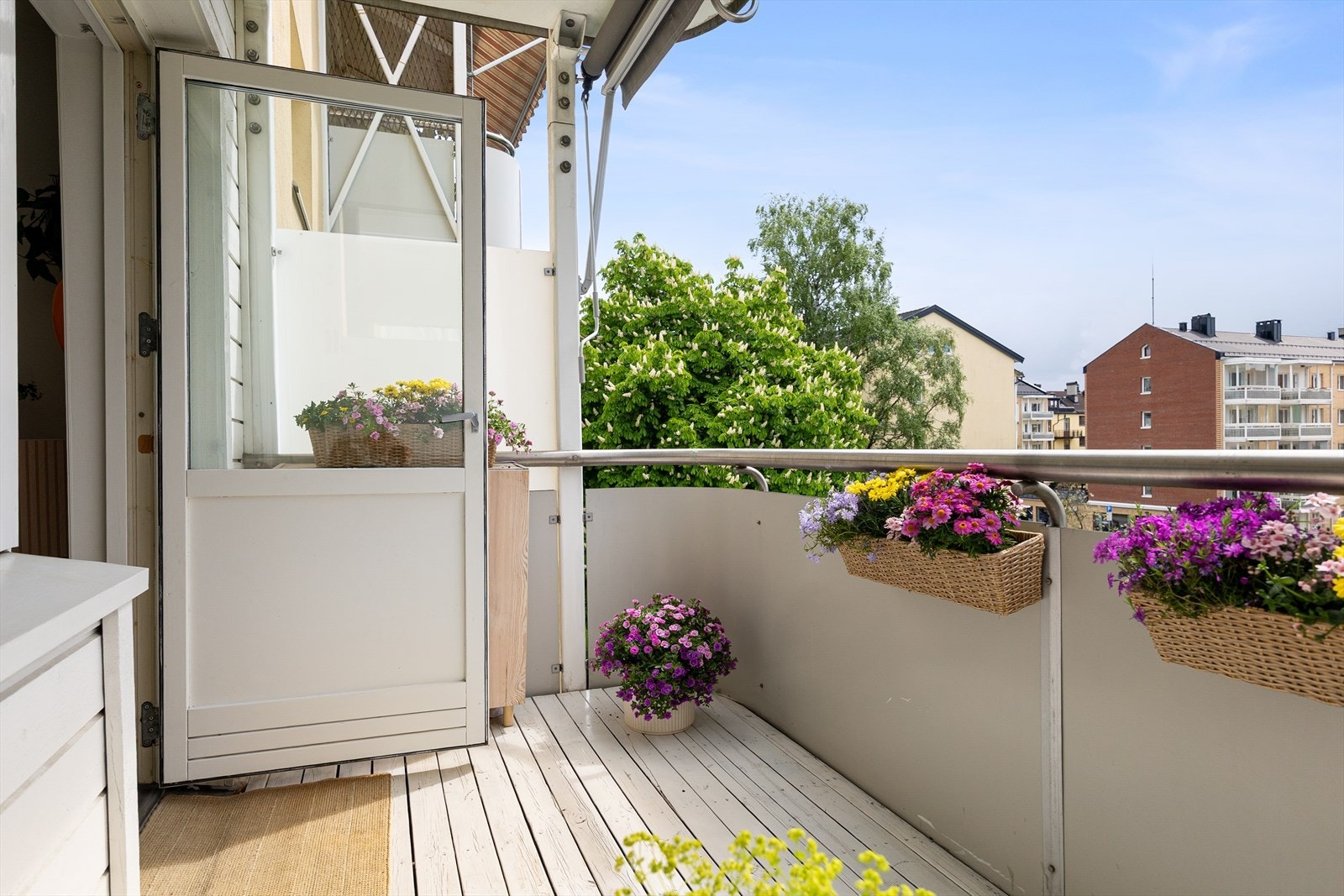 I vår- og sommerhalvåret blir balkongen en naturlig forlengelse av stuen, perfekt for hyggelige stunder med familie og venner. Galleribilde