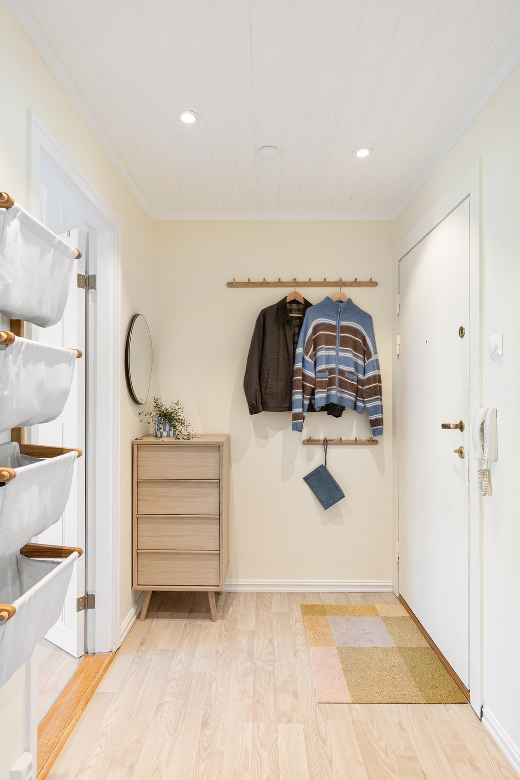 Leiligheten har en innbydende entré med downlights i himlingen, som skaper et moderne og svært godt førsteinntrykk. Galleribilde