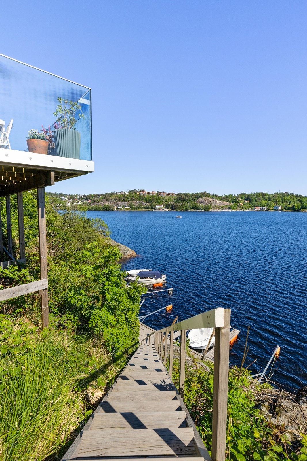 Fra terrassen er det adkomst til bryggen via trapp Galleribilde