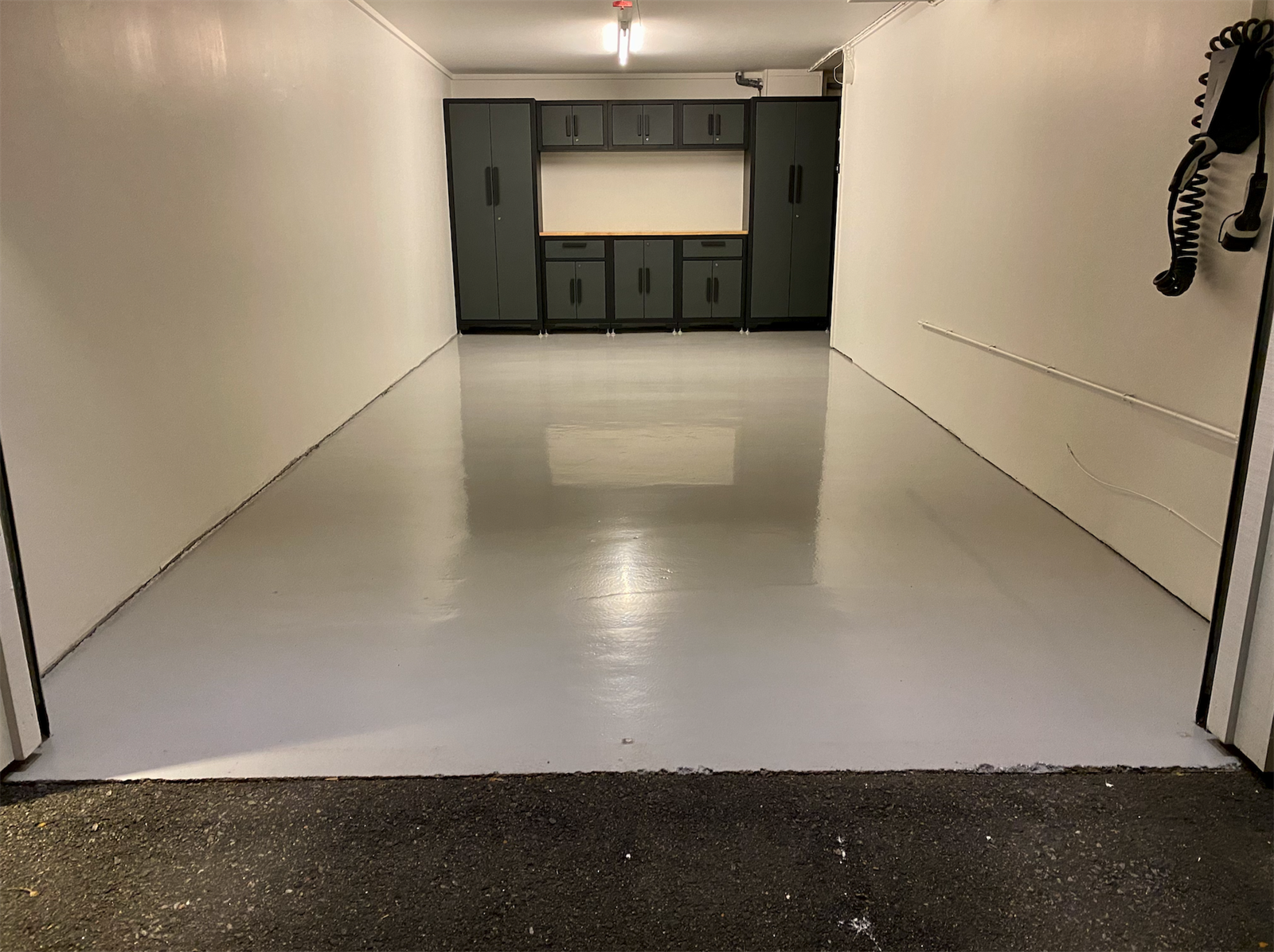 Flott garasje med epoxy gulv. Epoxy har noe flassing/ slitasje i dag. Galleribilde