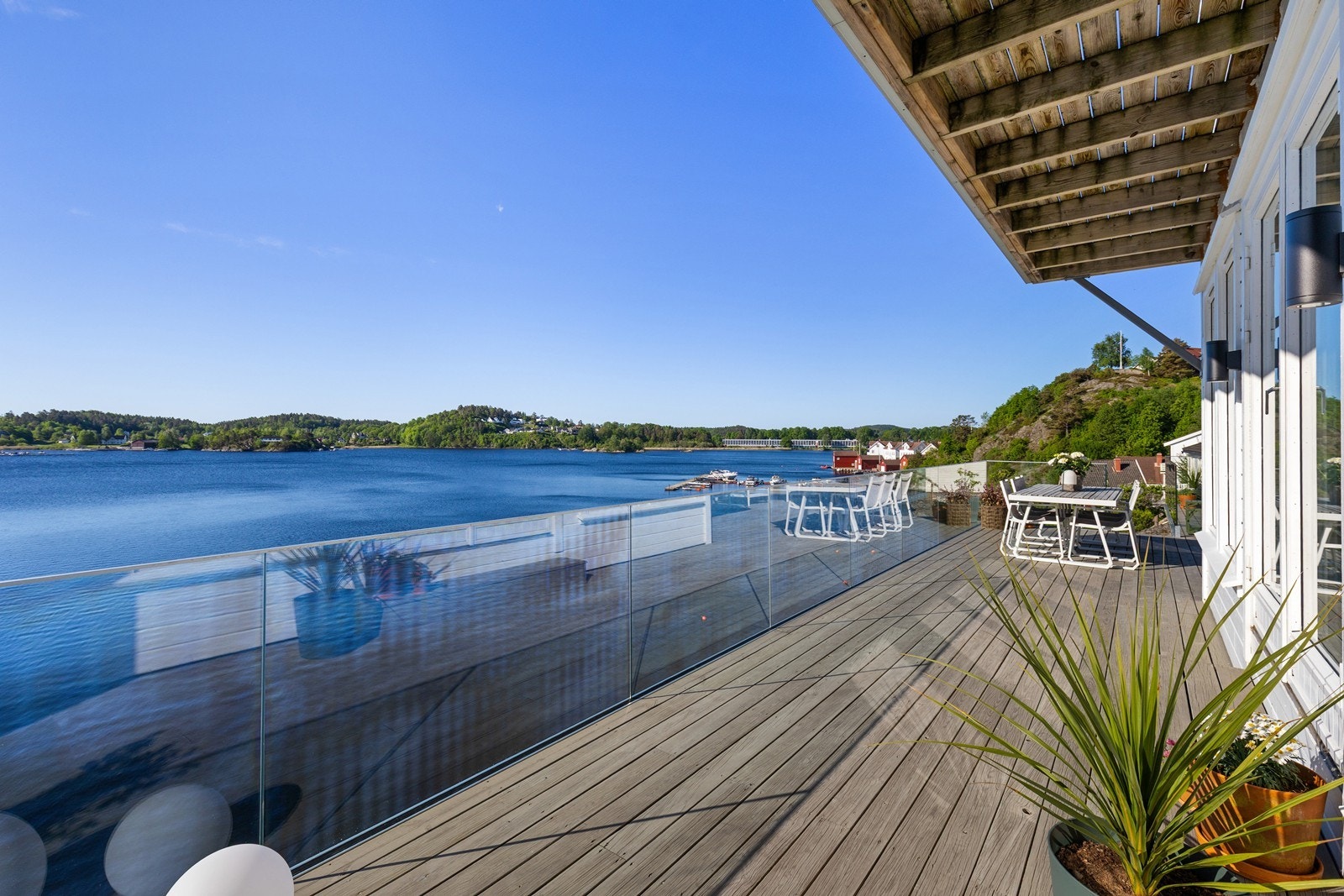 Uteområdet er terrassebasert med glassrekke som gir fin tilgang til utsikten Galleribilde