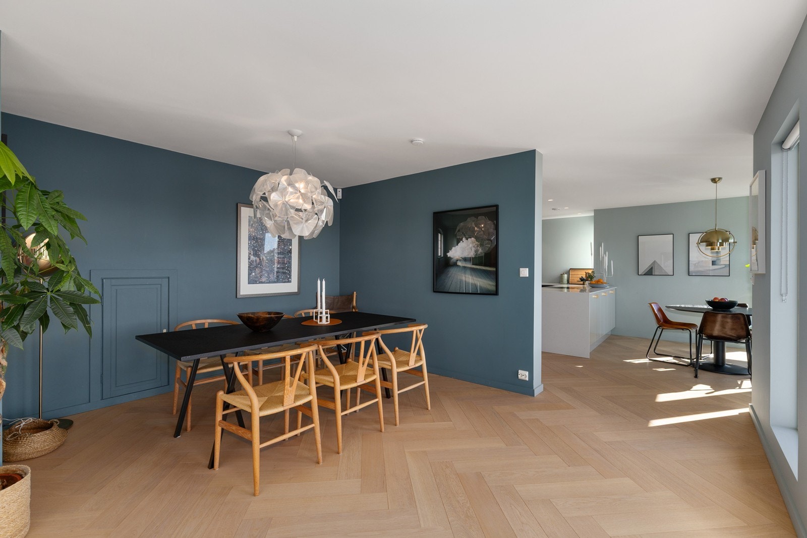 I spisestuen er det god plass til stor spisegruppe Galleribilde