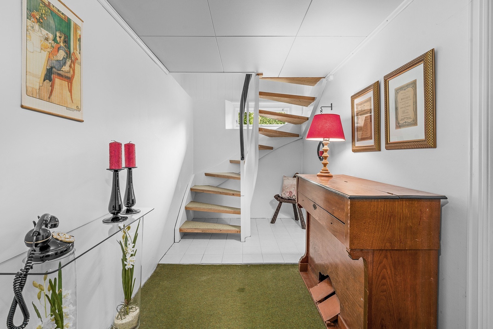 Fra gangen i første etasje fører en spiraltrapp ned til underetasjen. Galleribilde