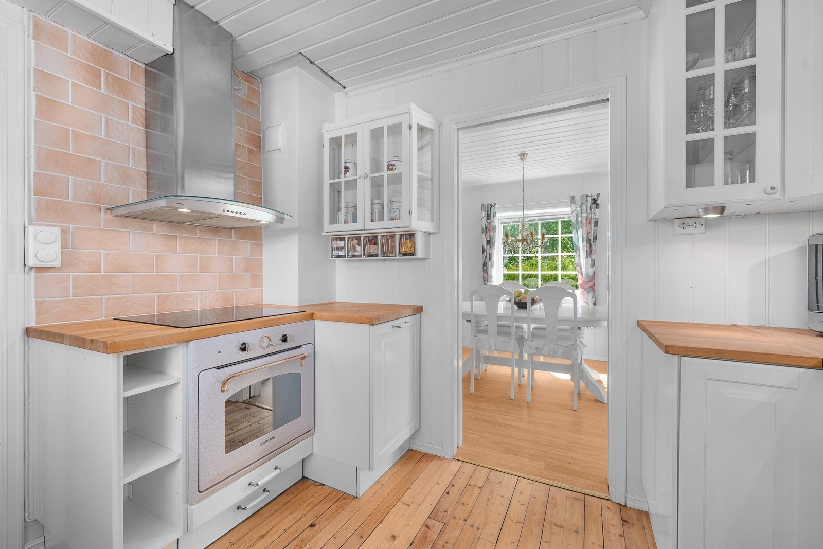 Kjøkkenet er utstyrt med platetopp, stekeovn og oppvaskmaskin. Galleribilde
