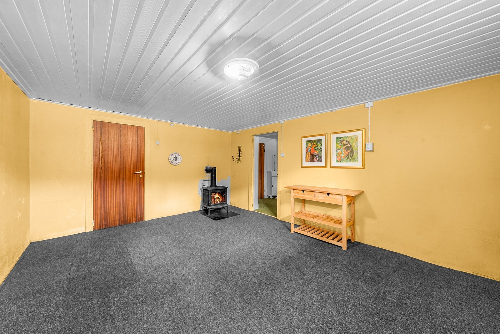 Innredet kjellerrom har en egen vedovn, et fleksibelt rom for hobby eller ekstra oppholdsareal (ovnen som står i kjellerrommet er pr. dags dato ikke lov å bruke ifølge brannvesenet NRBR). Galleribilde