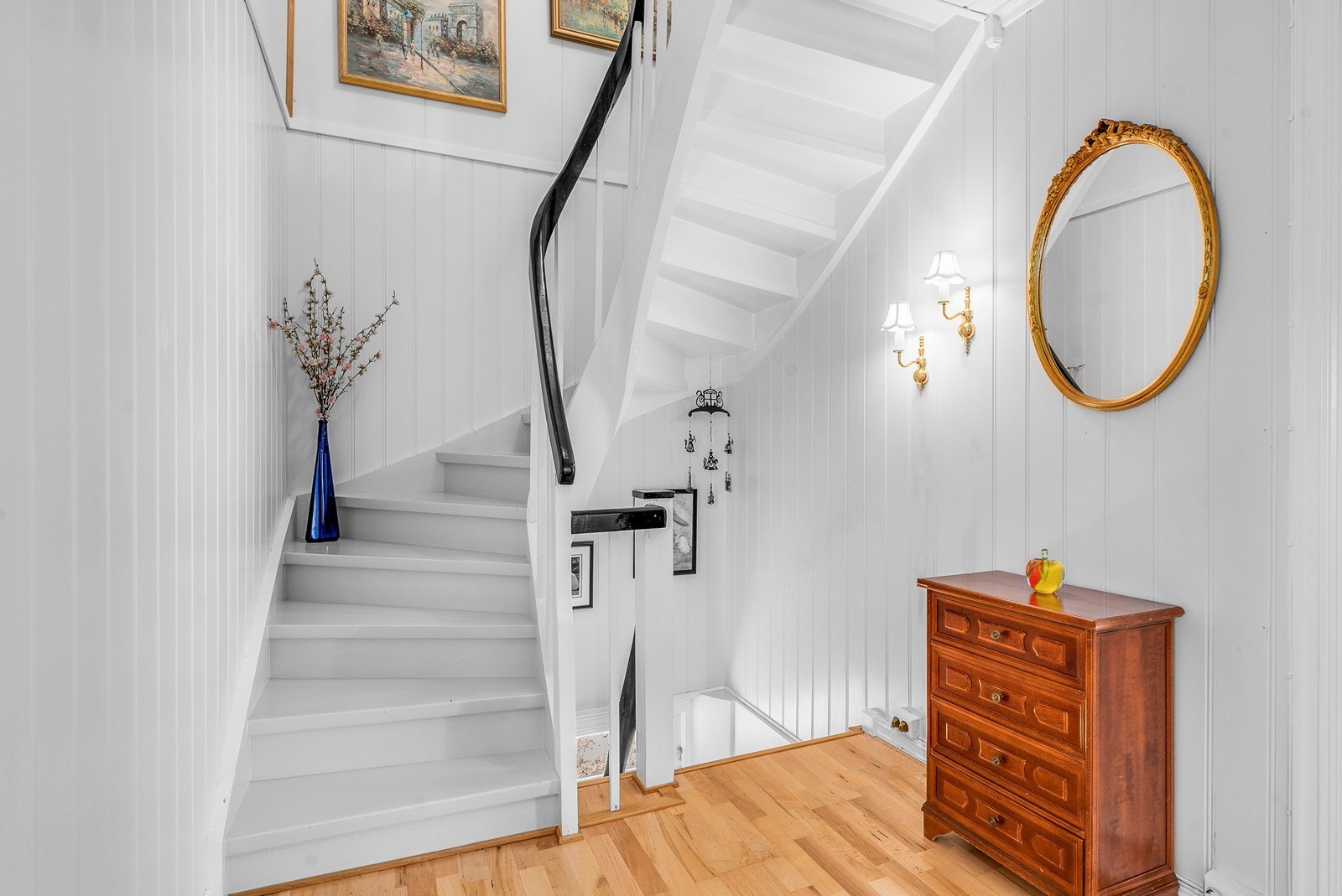 Tretrappen fører opp til andre etasje, hvor soverommene er plassert. Galleribilde