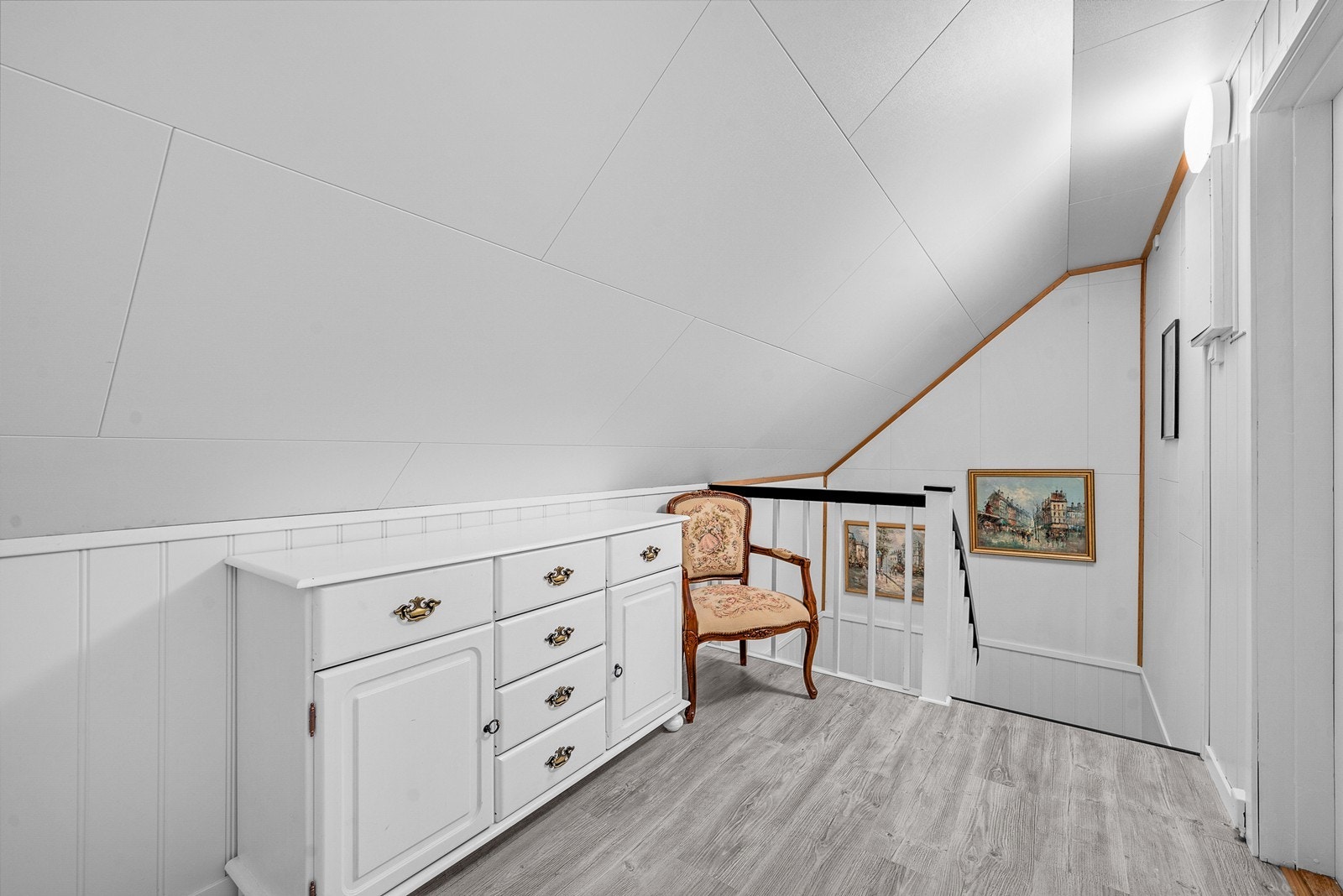 Loftsgangen i andre etasje gir tilgang til soverommene og har plass til oppbevaringsmøbler. Galleribilde