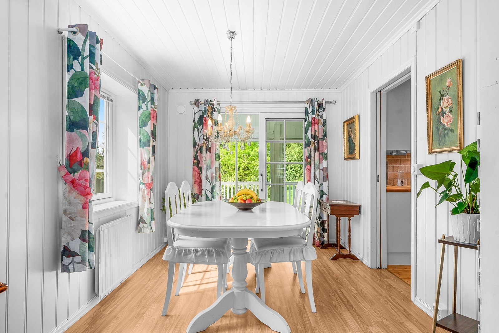 I tilknytning til stuen er det en egen sone for spisestue, med utgang til den innglassede verandaen. Galleribilde