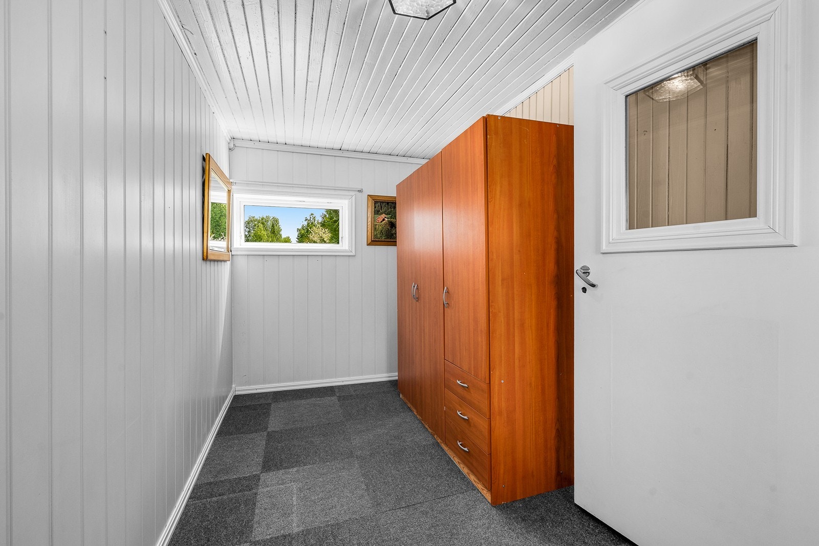 Entré er svært romslig og har god plass til garderobeskap. Galleribilde