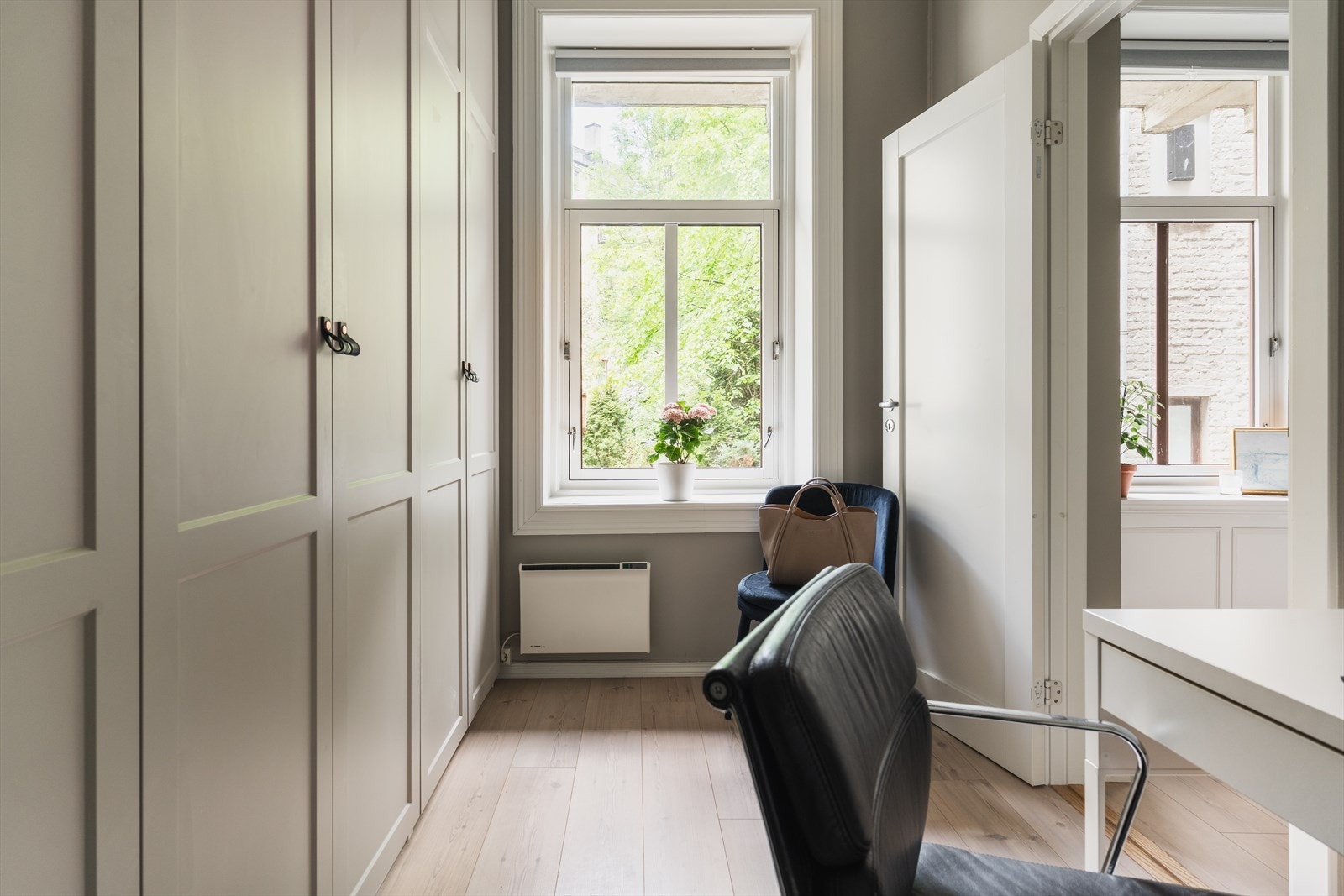 Begge rommene vender mot rolig bakgård Galleribilde