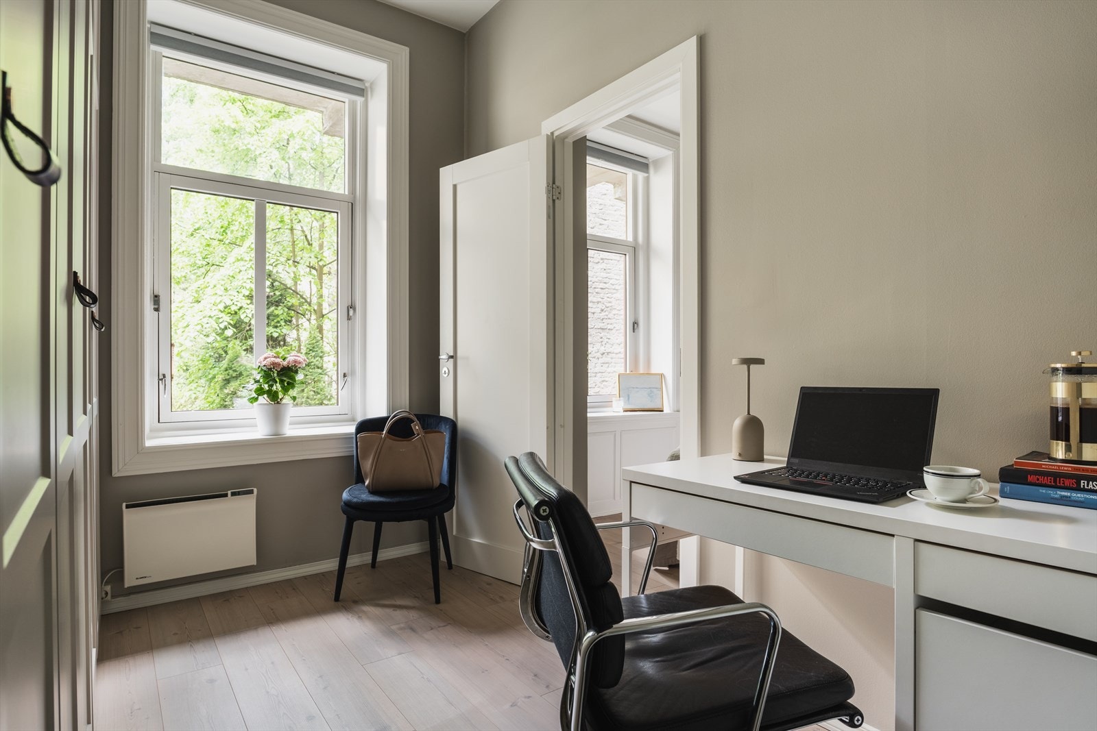 Kontor/garderoberom/soverom med videre adkomst til soverom Galleribilde