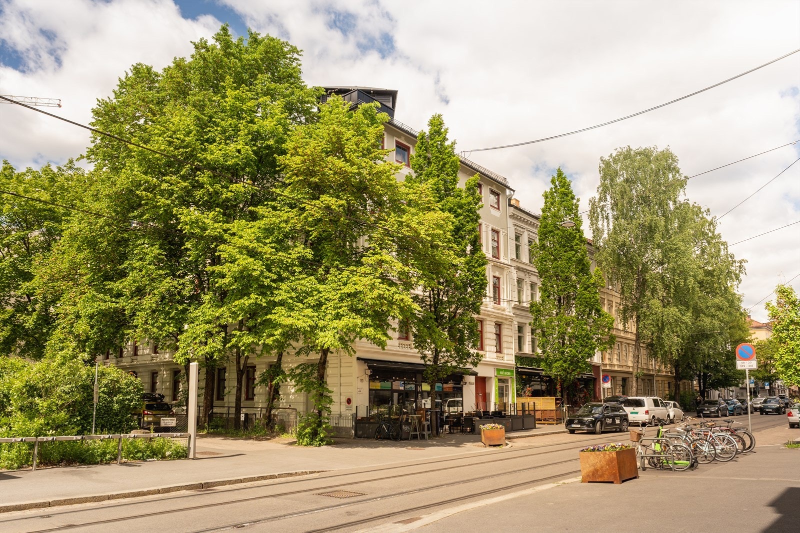 Nabolaget har et sjeldent godt og bredt tilbud - rett utenfor finner du trikkestopp, buss og dagligvare, samt flere av byens beste restauranter og fineste parker med bl.a. Stensparken rett opp i gaten. Galleribilde