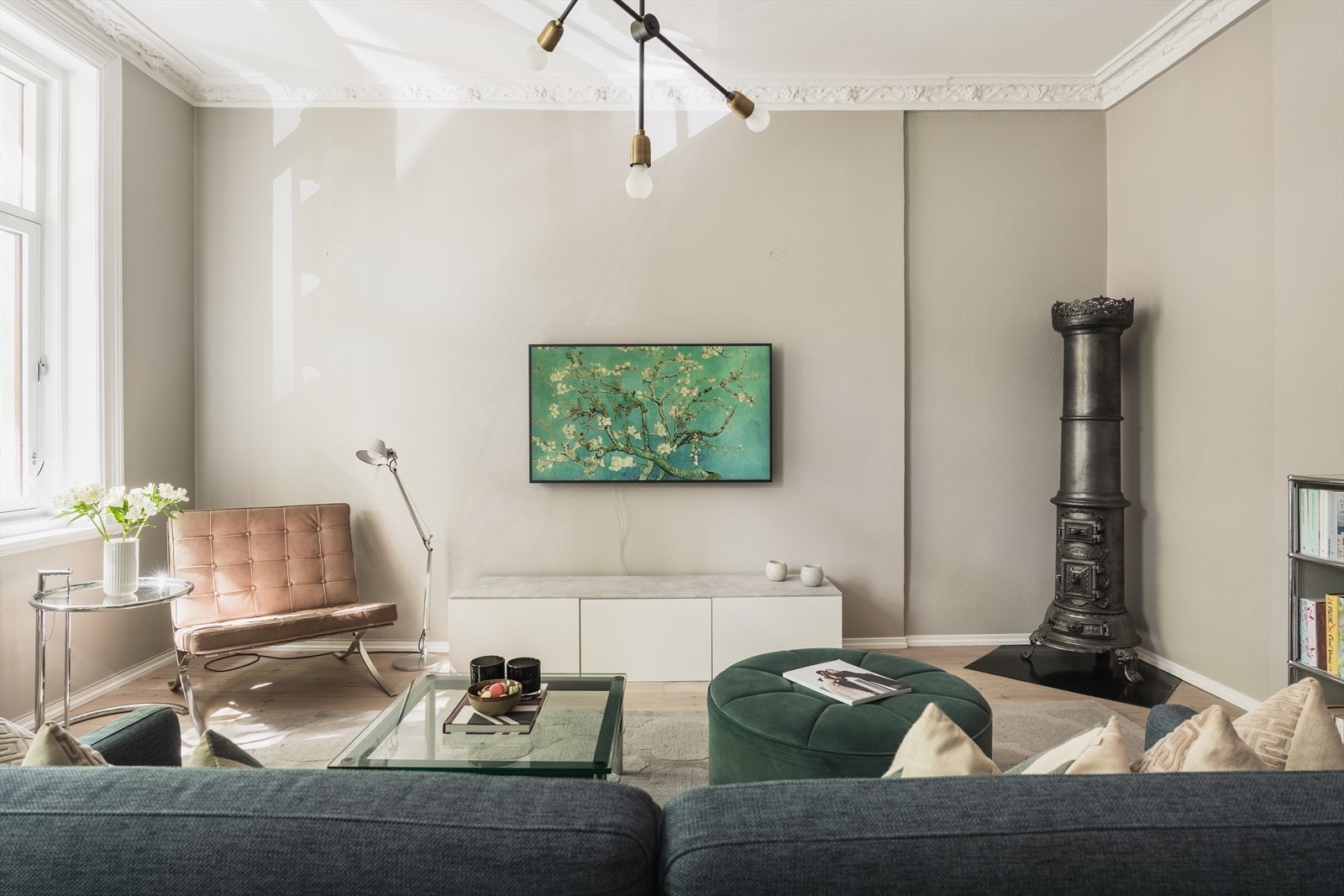 Stuen er et lyst og hyggelig oppholdsrom som oppleves enkel å møblere med sofagruppe og TV-møblement Galleribilde