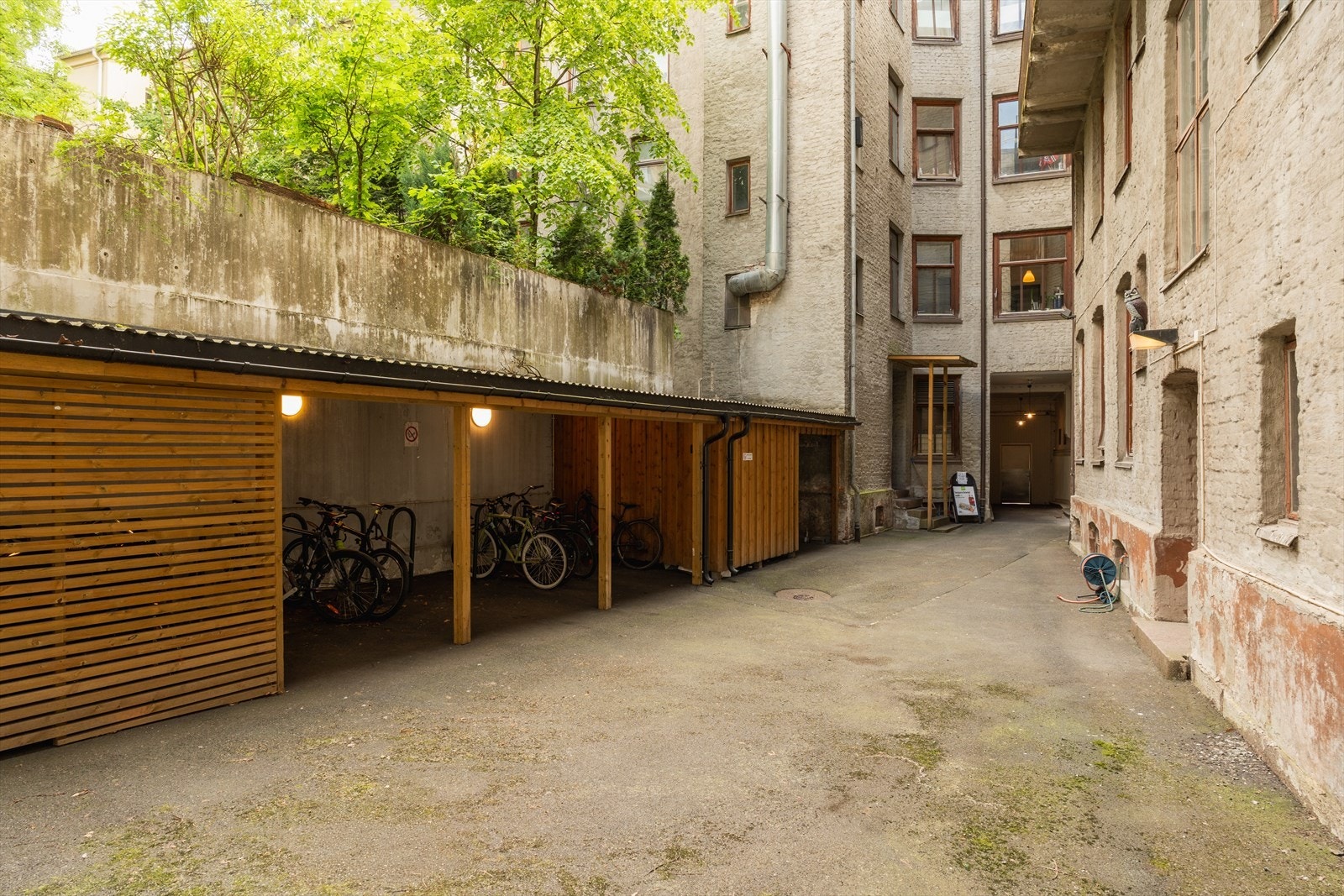 Felles sykkelparkering under tak i avlåst bakgård Galleribilde