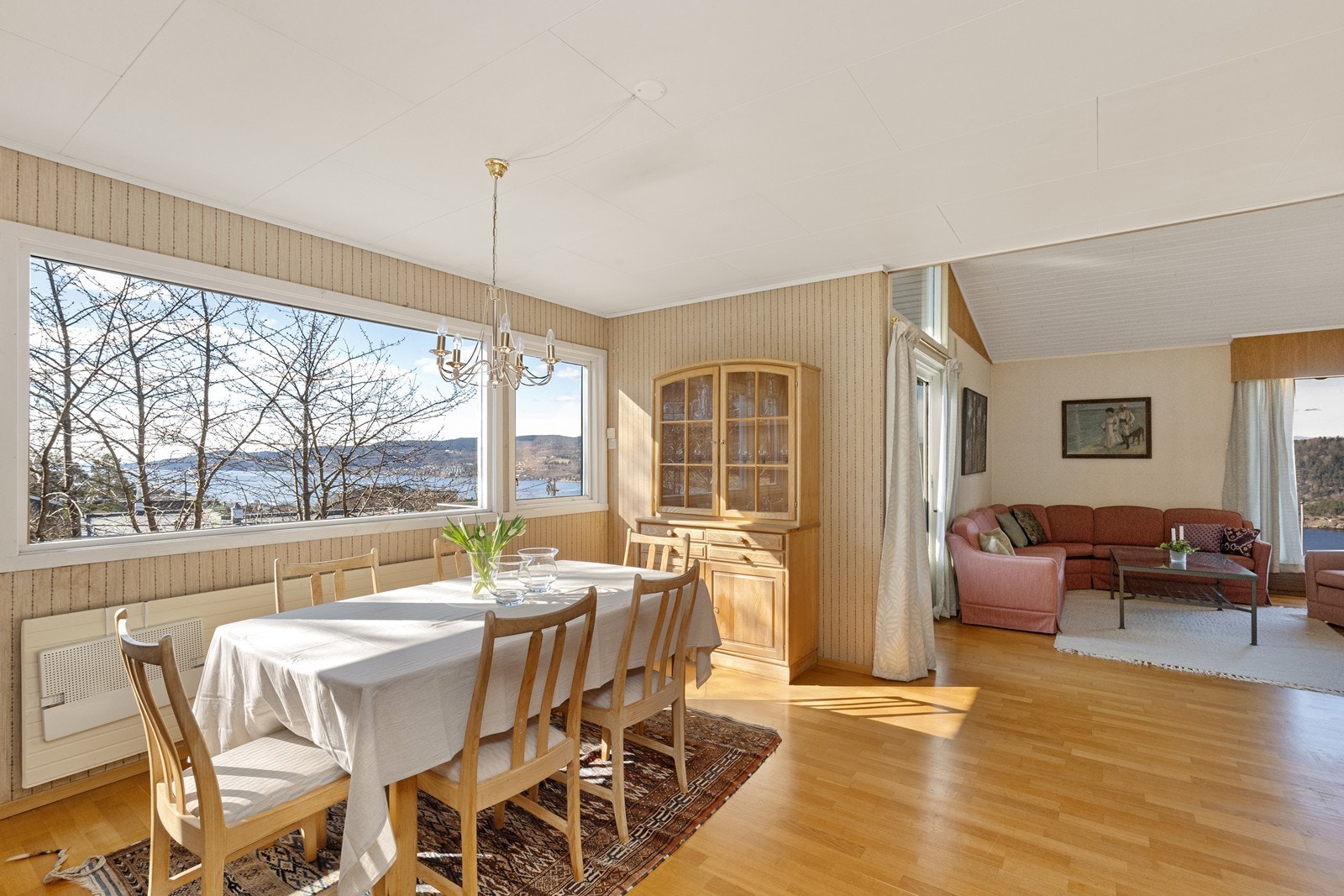 Spisestue og stue i åpen løsning. Galleribilde