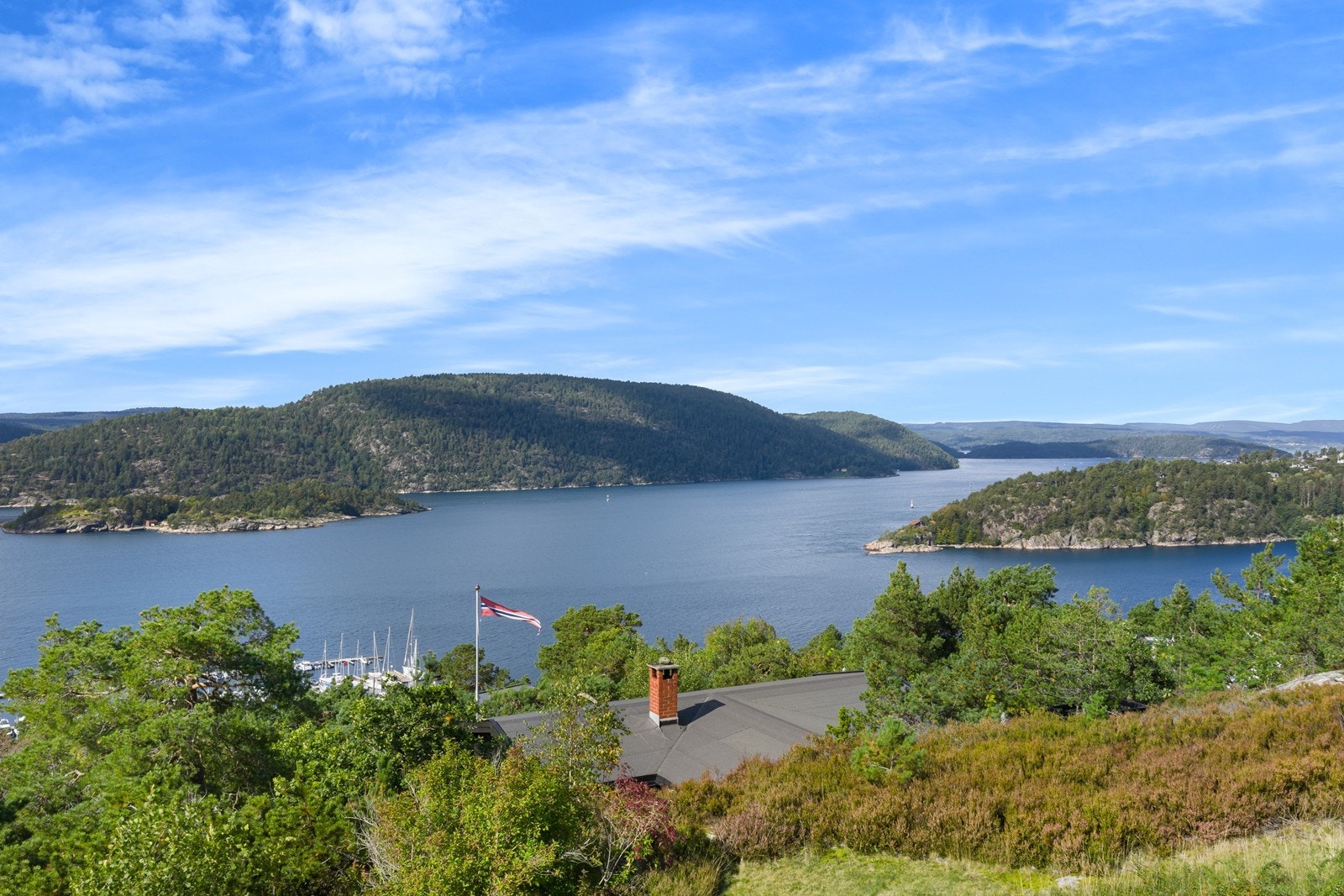 Nydelig fjordutsikt fra eiendommen. Galleribilde