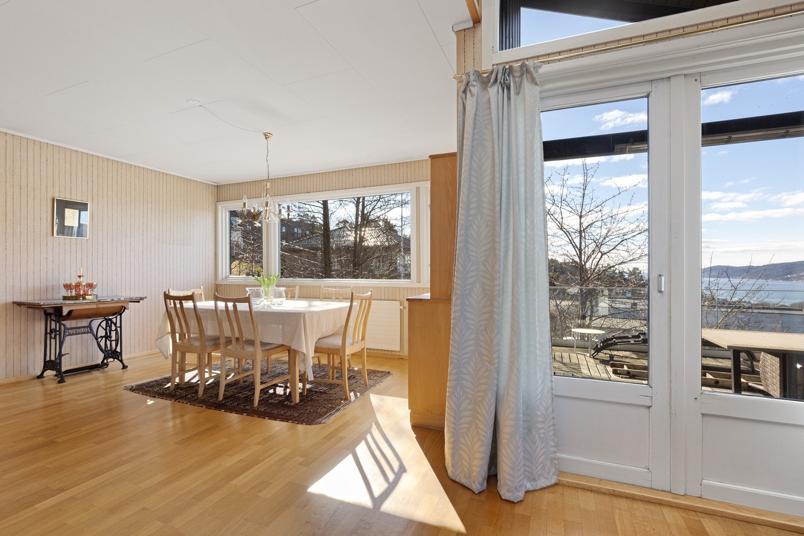 Spisestue og utgang til terrasse mot syd og vest. Galleribilde