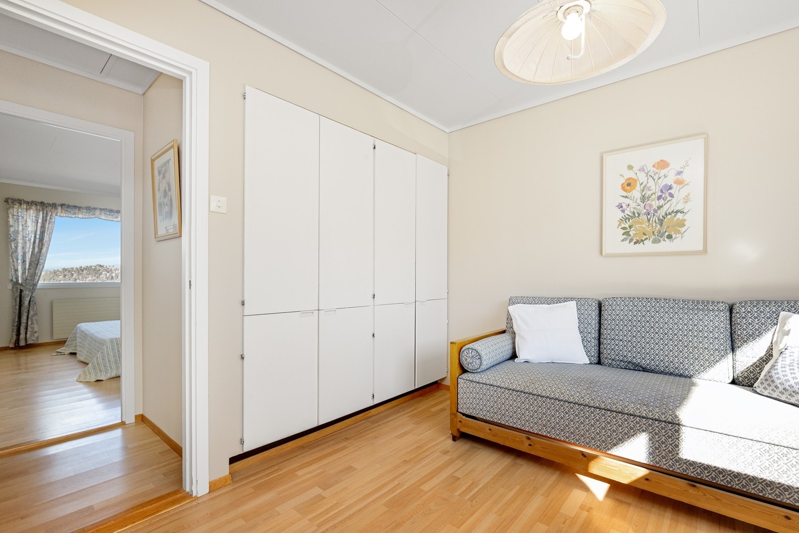 Soverom med garderobeløsning Galleribilde