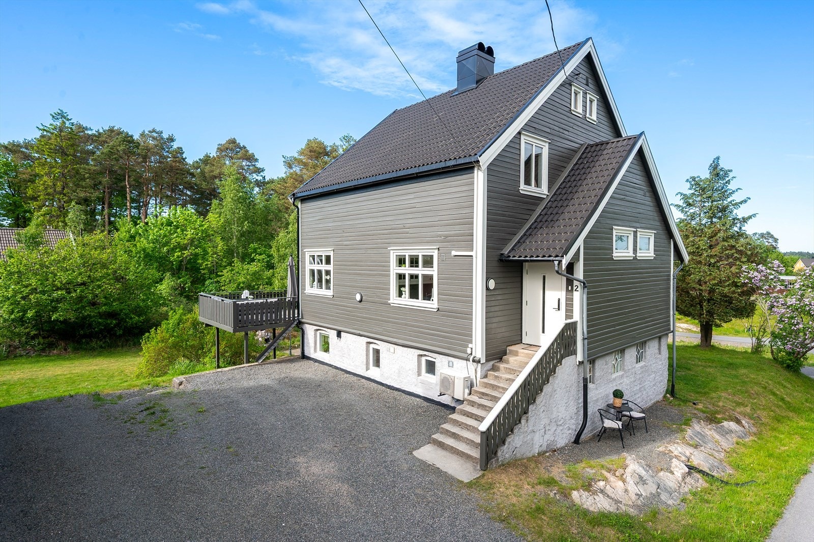 Stor enebolig fra 1916 med historie i veggene, opprinnelig bygget som tomannsbolig for arbeidere ved smelteverket. Montert elbillader. Galleribilde