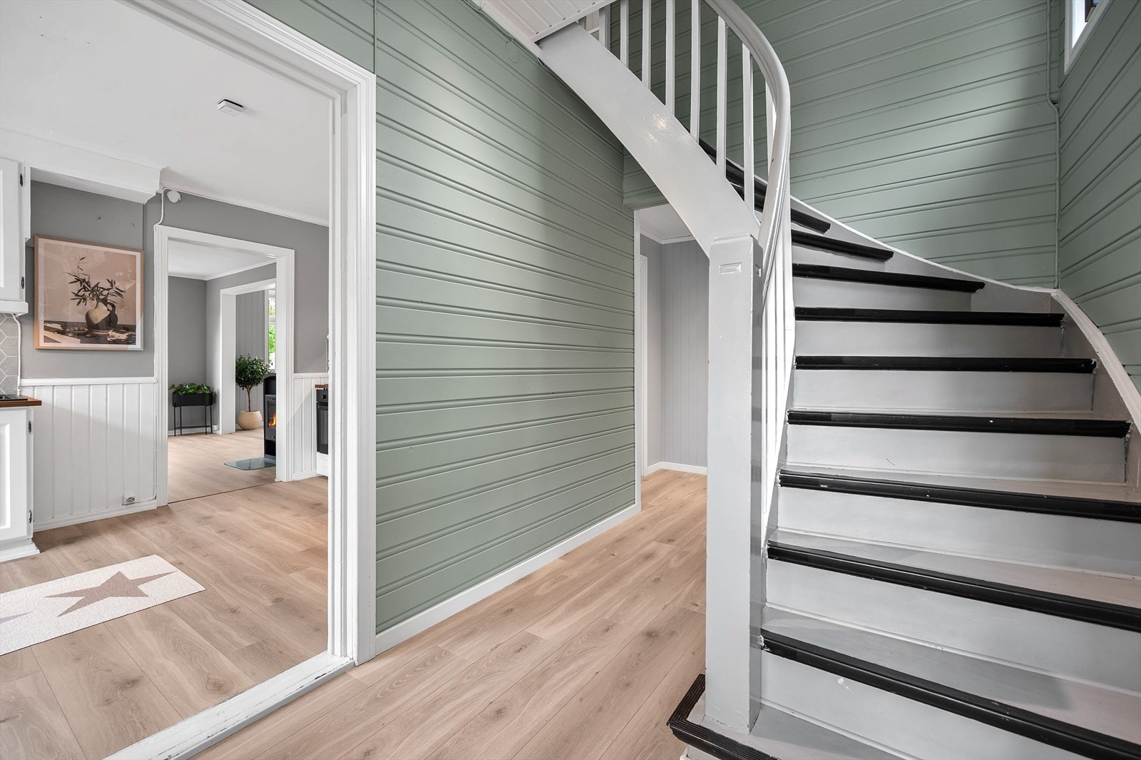 Den malte tretrappen er et sjarmerende element som forbinder boligens etasjer. Det er montert Elko smart styring i boligen. Ett trykk ved døren og det blir lys i nesten hele huset. Galleribilde