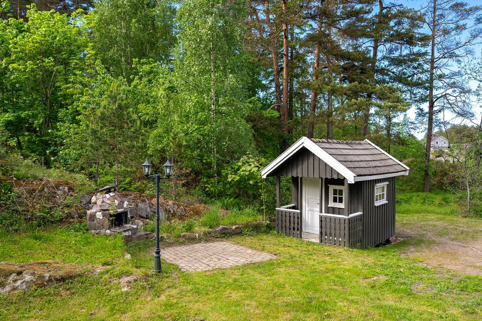 Den store, solrike tomten gir rikelig med plass for lek og utendørsaktiviteter. Galleribilde