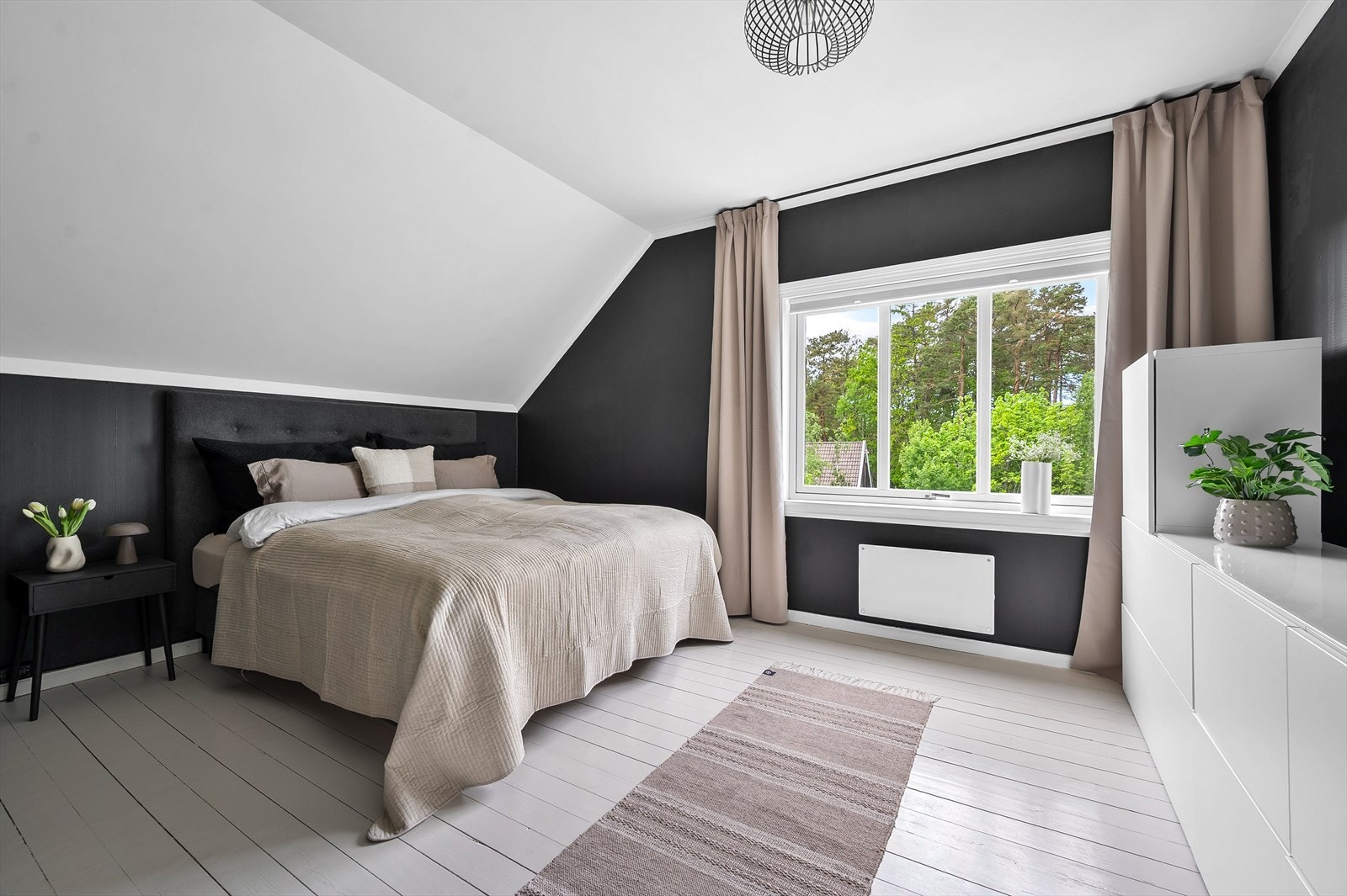 Andre etasje rommer fire soverom, som gir god plass og fleksibilitet for familien. Alle soverom har plass til dobbeltseng. Galleribilde