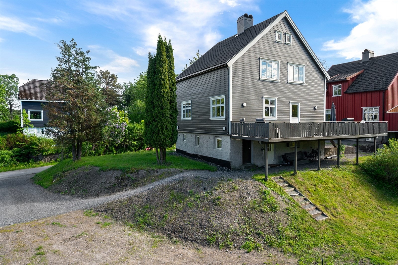 Gode parkeringsmuligheter på egen gruset gårdsplass. Galleribilde