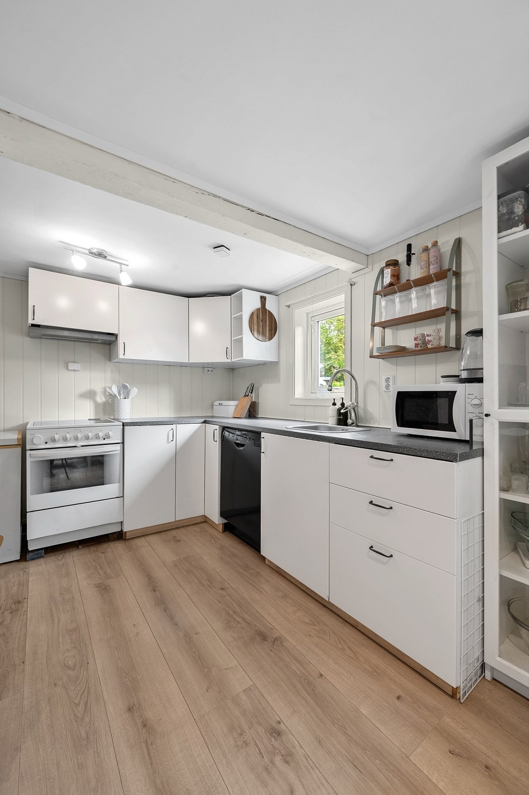Kjøkkenløsningen i kjelleren har innredning med glatte fronter og laminatbenkeplate. Galleribilde