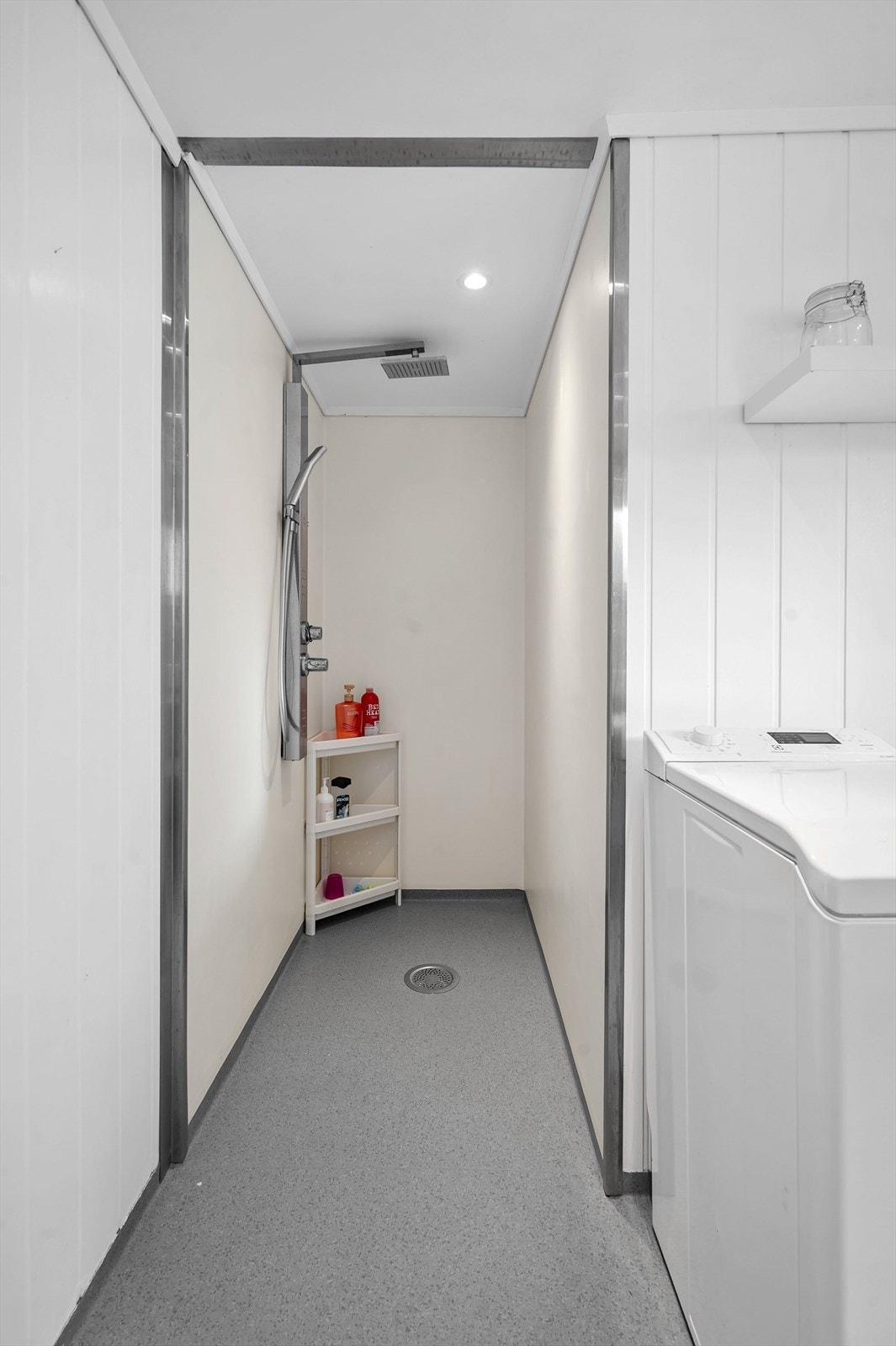 Badet har dusjhjørne og elektrisk styrt vifte for ventilasjon. Galleribilde