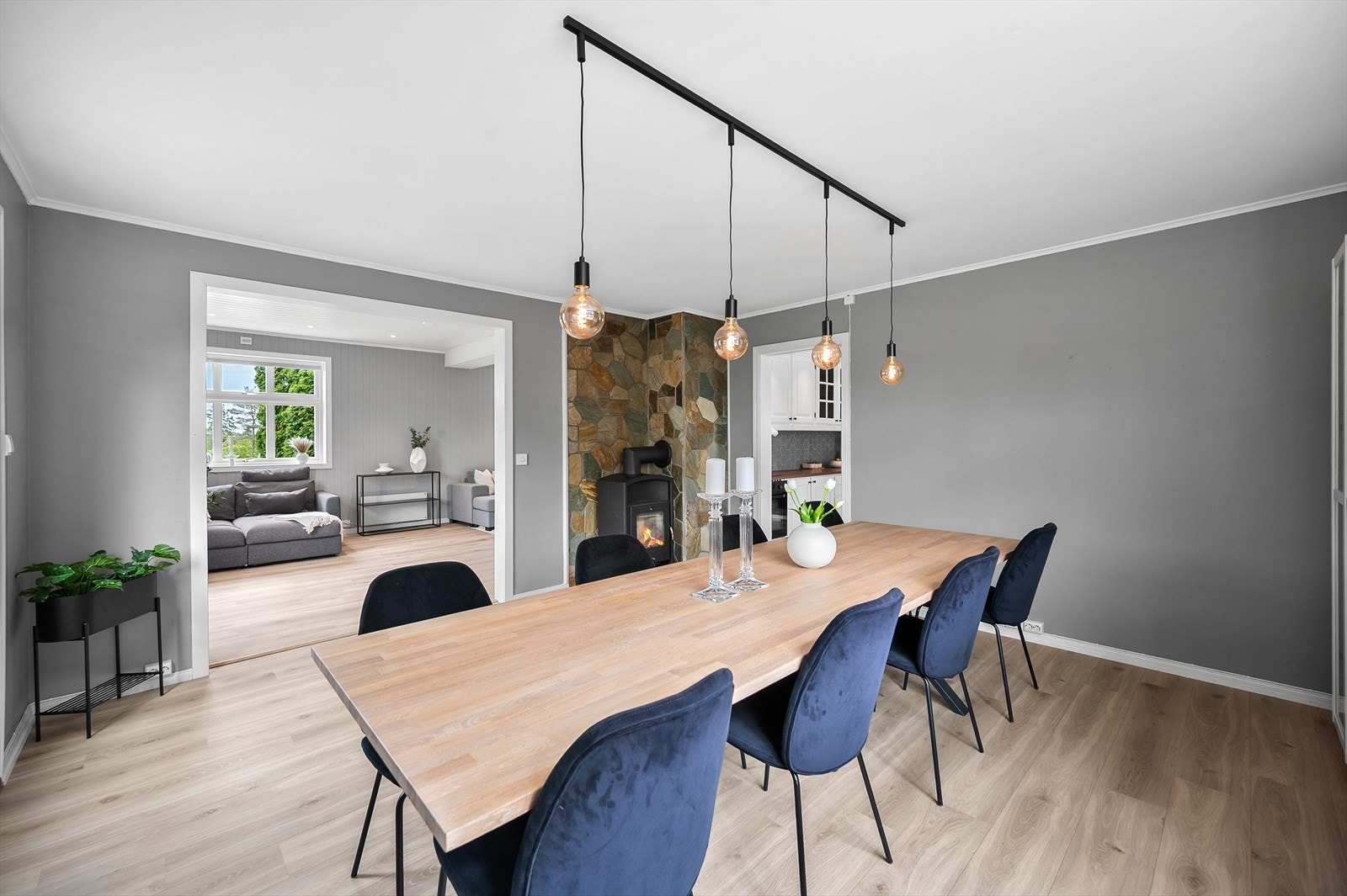 Spisestuen har en sentral plassering i boligen, med en vedovn som gir lun varme. Galleribilde